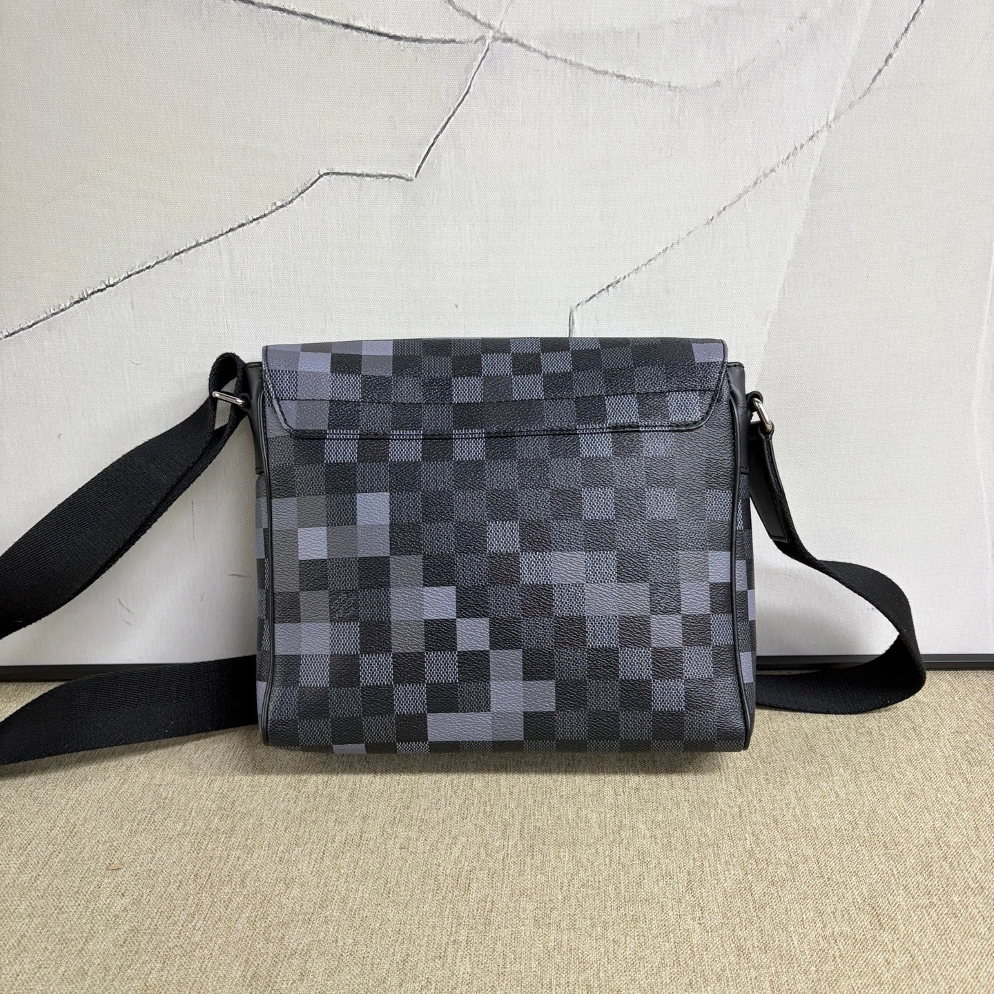 Louis Vuitton - District Messenger PM - Synthetic coated canvas with leather trim - Grey - (Medium)