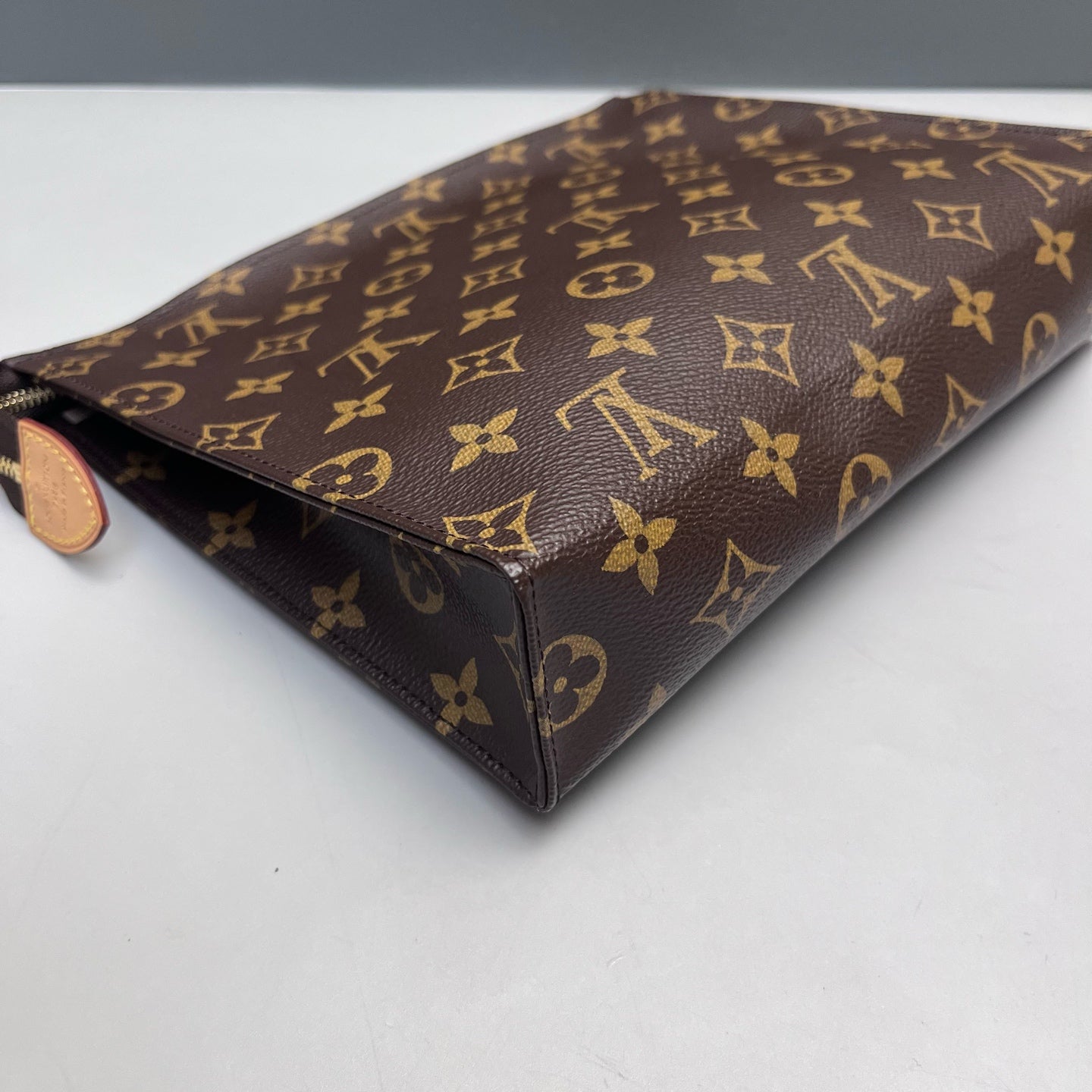 Louis Vuitton - Monogram Toiletry Pouch 26 - Monogram coated canvas with vachetta leather accents - Brown - (medium)