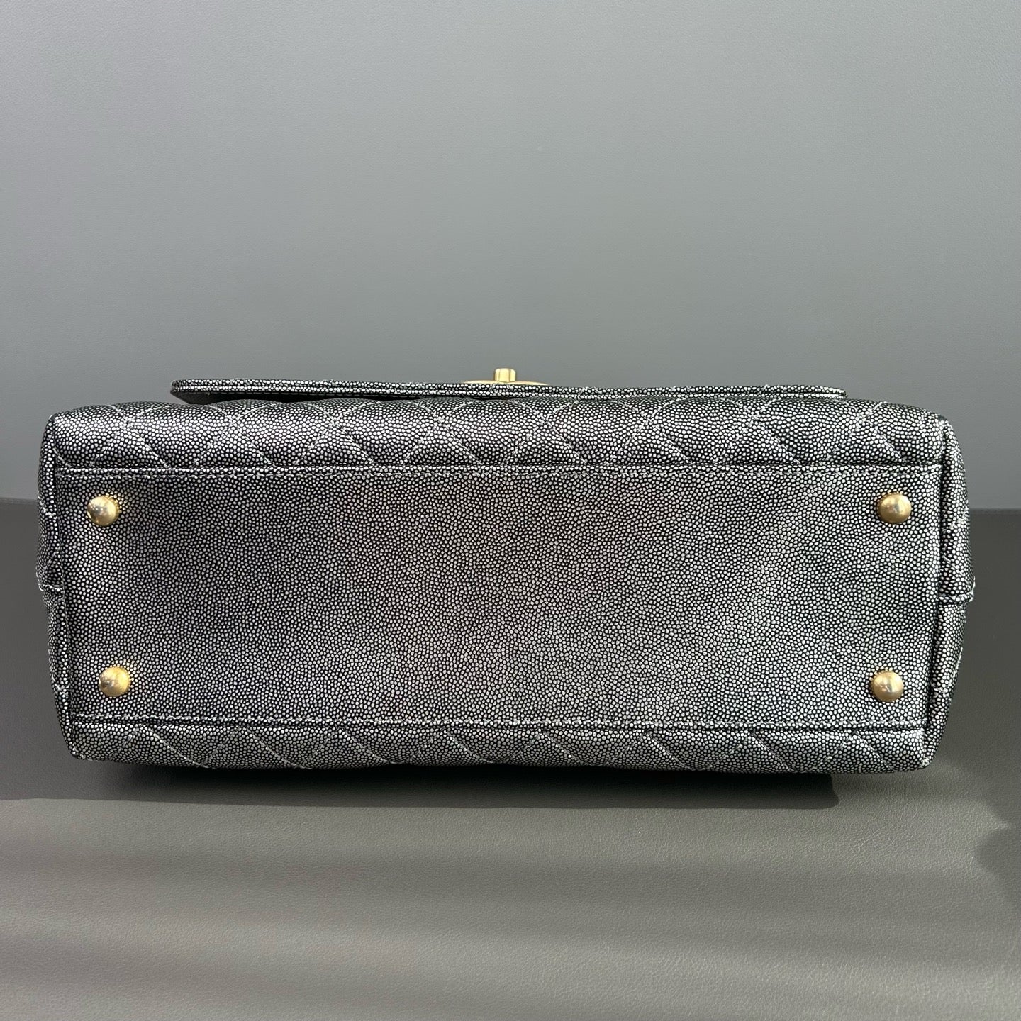 Chanel - Coco Handle Flap Bag - Grained metallic calfskin leather - Silver - (Medium)
