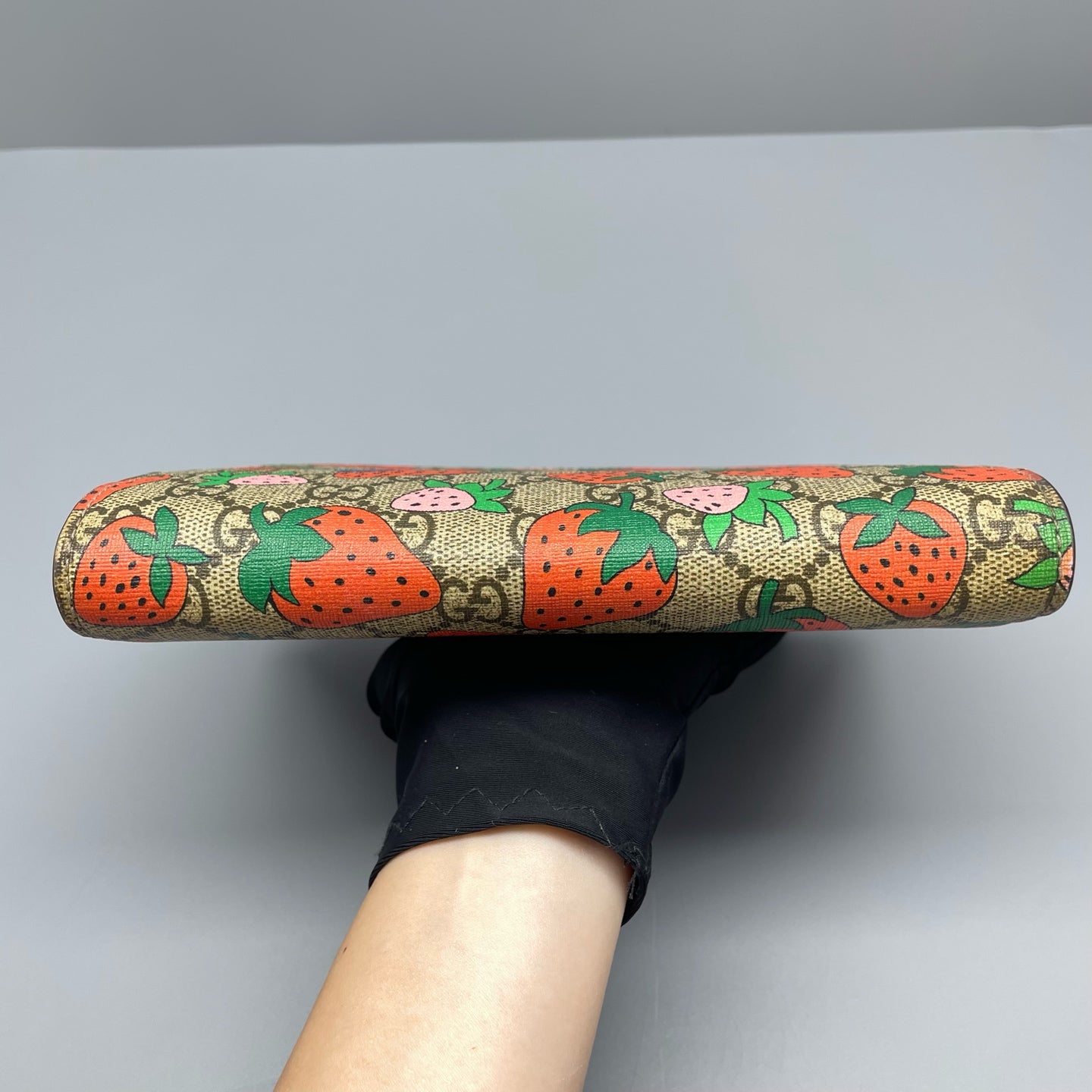 Gucci - Strawberry Print GG Supreme Wallet on Chain - GG Supreme coated canvas with leather trim and interior - Multicolour - (Mini)