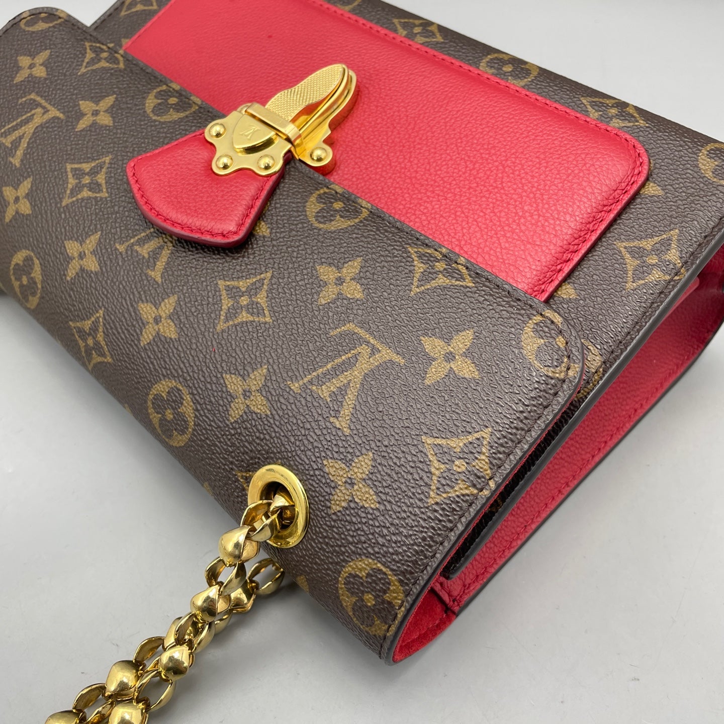 Louis Vuitton - Victoria Chain Bag - Monogram canvas with grained leather accents - Brown and Red with Gold-Tone Hardware - (Medium)