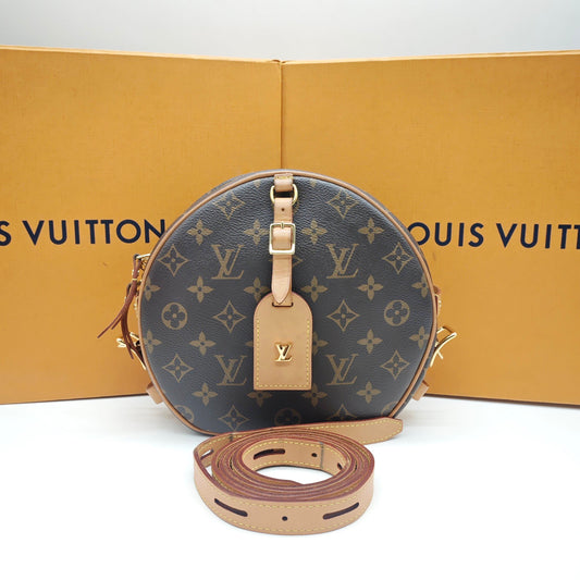 Louis Vuitton - Boite Chapeau Souple PM - Monogram coated canvas with Vachetta leather trim - Brown - (Small)