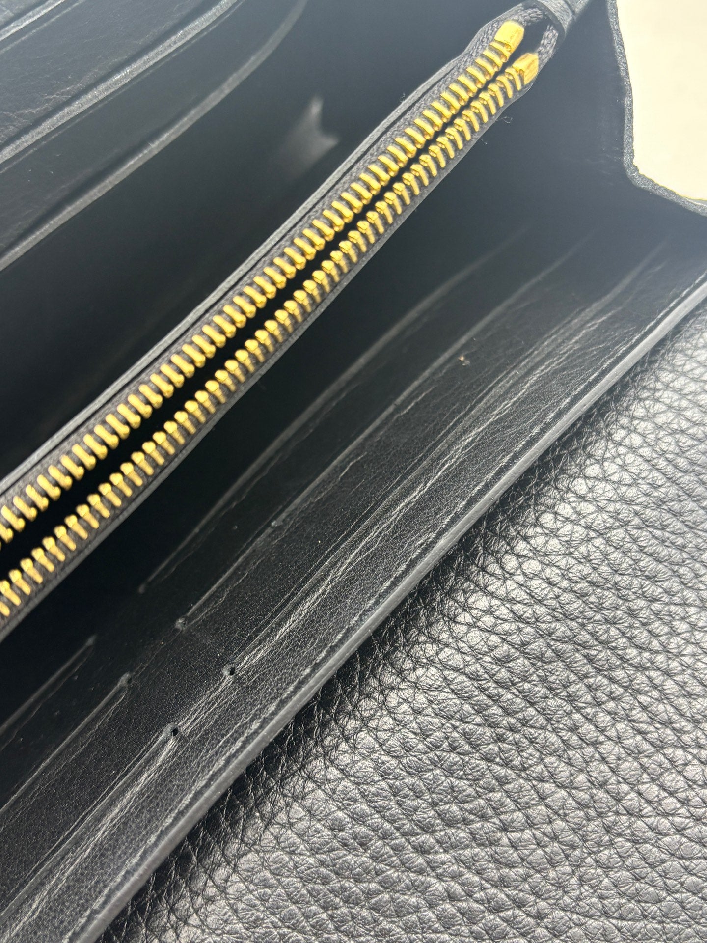 Louis Vuitton - Capucines Flap Wallet - Grained leather - Black - (medium)