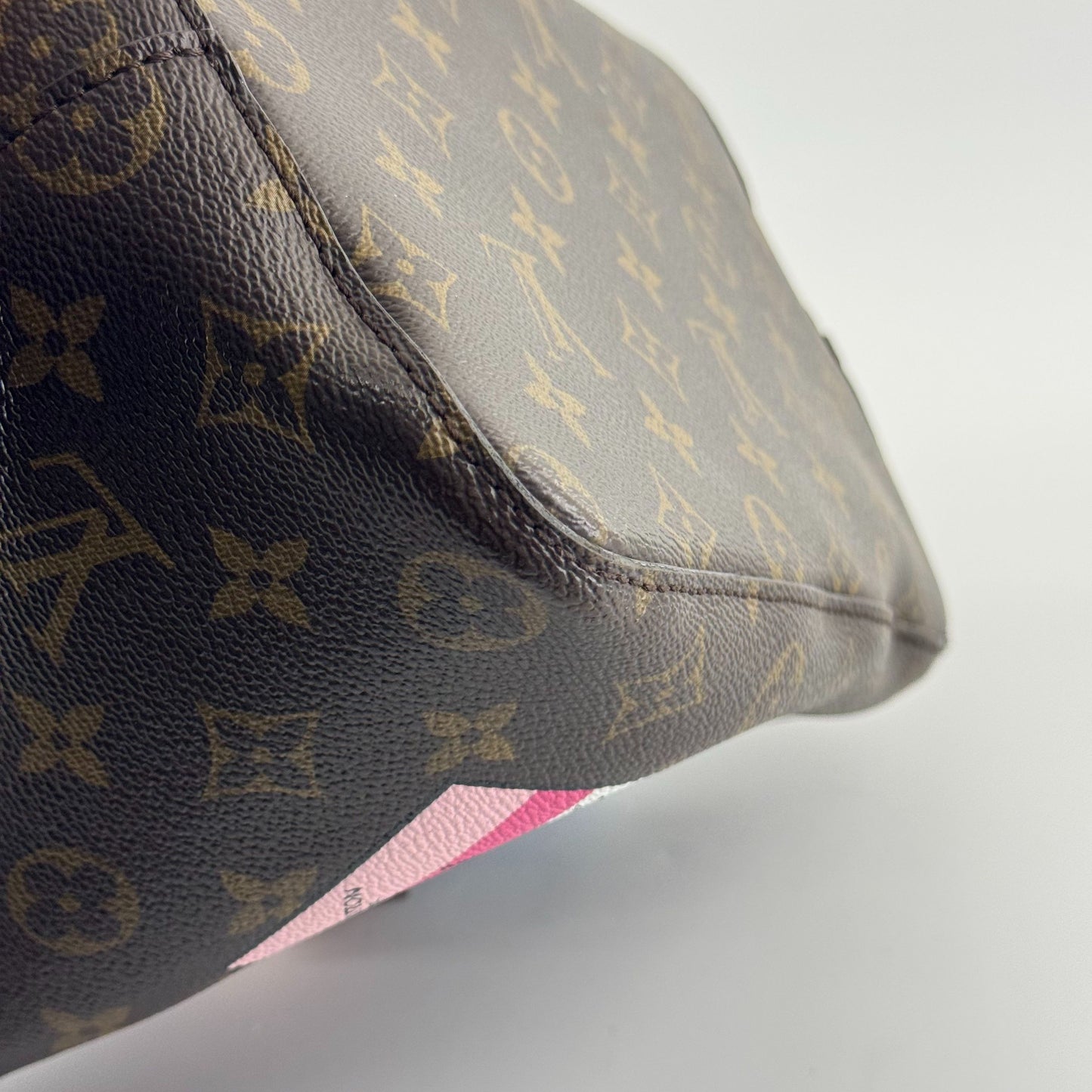 Louis Vuitton - NeoNoé World Tour/Patches - Monogram coated canvas with cowhide leather trim - Brown, Pink, Multicolour - (Medium)