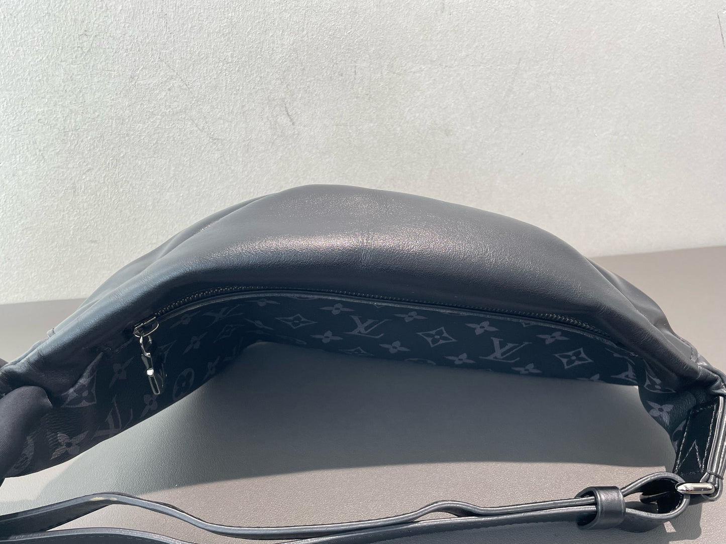 Louis Vuitton - Discovery Bum Bag - Monogram Eclipse coated canvas with leather trim - Black - (Medium)