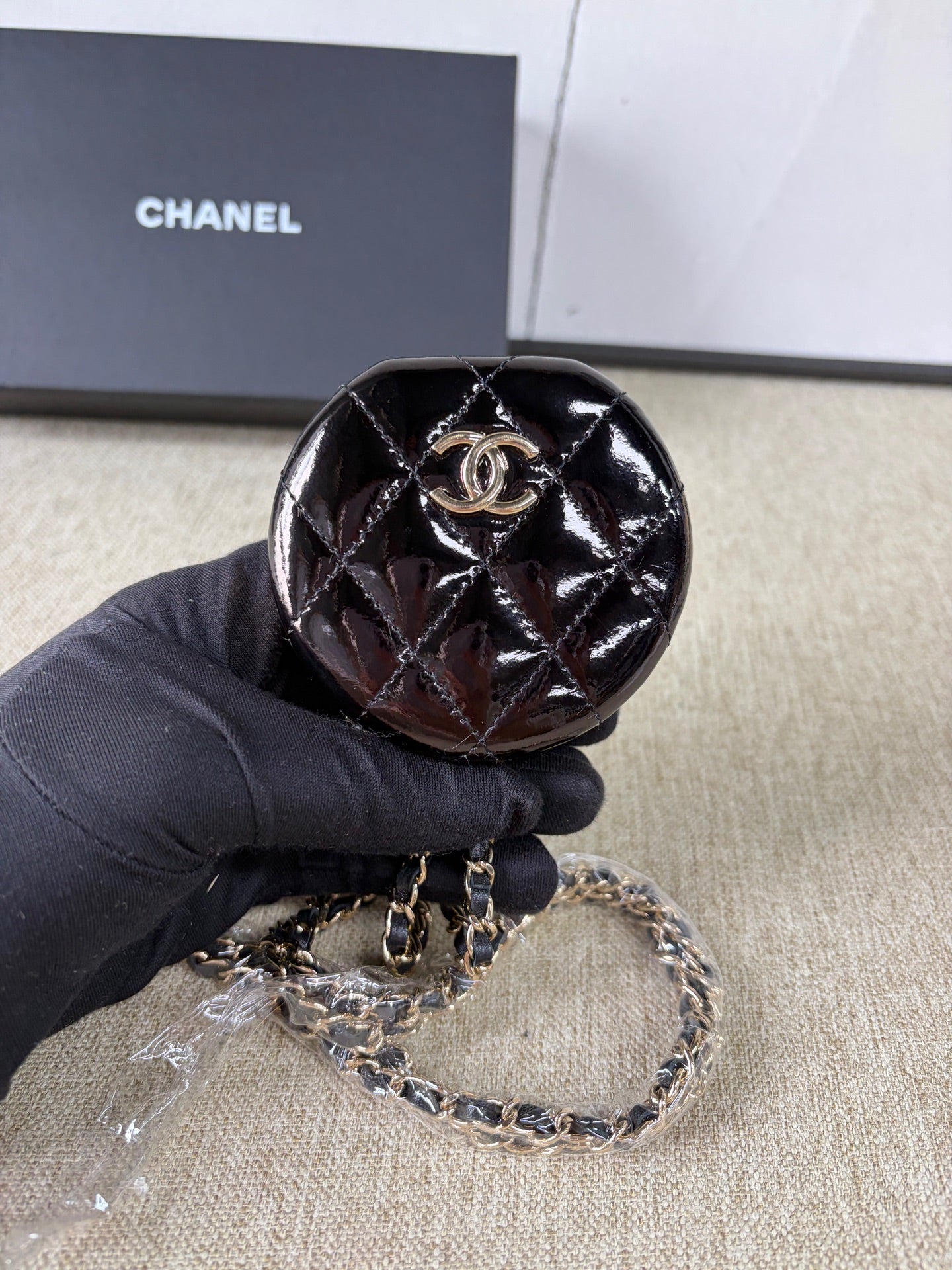 Chanel - Quilted Mirror Compact with Chain - Patent leather - Black - (Mini)