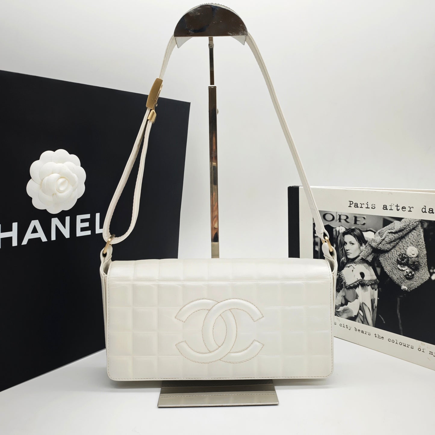 Chanel - Chocolate Bar Shoulder Bag with Large CC Logo - Leather - Beige - (small)