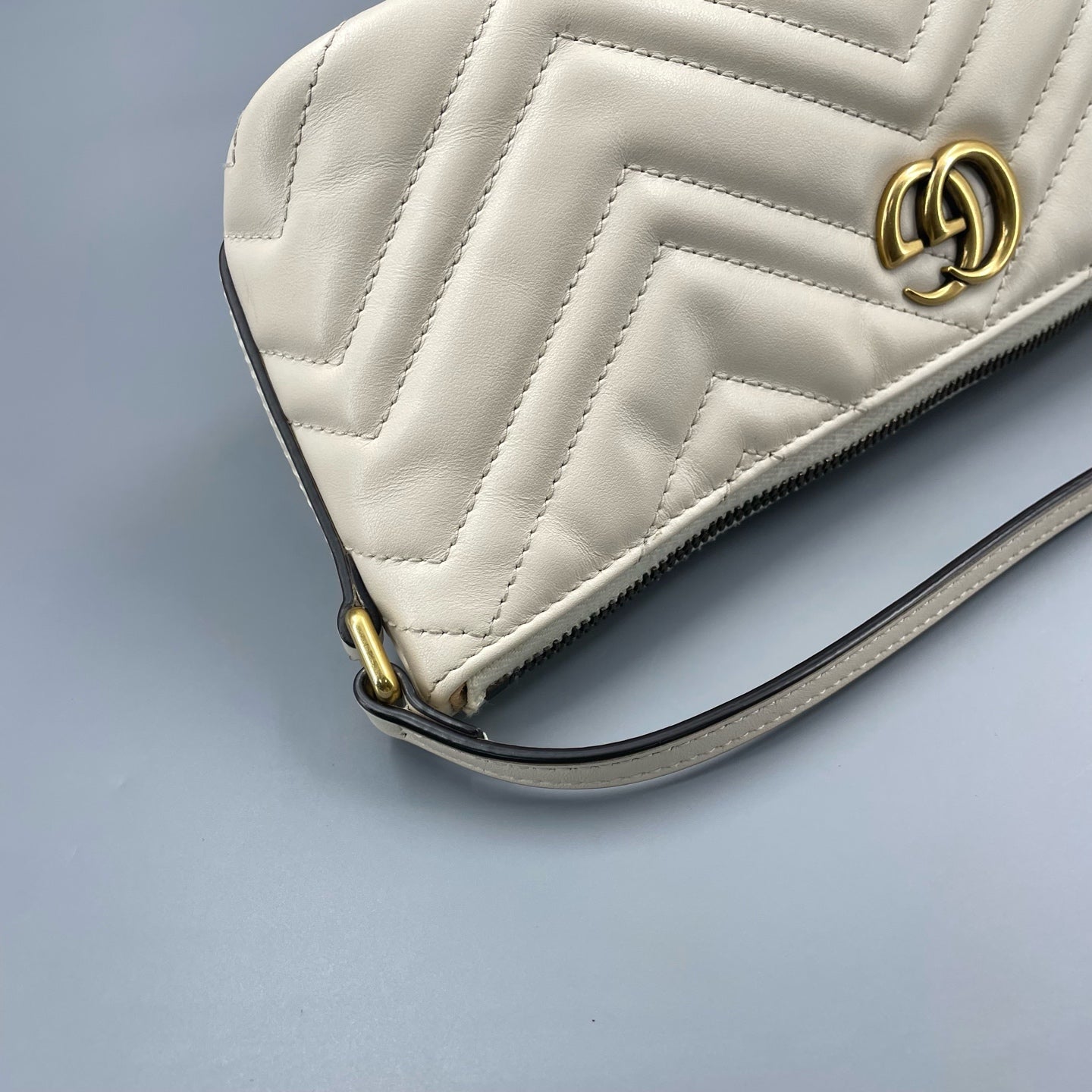 Gucci - Marmont Shoulder Bag - Matelassé leather - White with Gold-Tone Hardware - (mini)