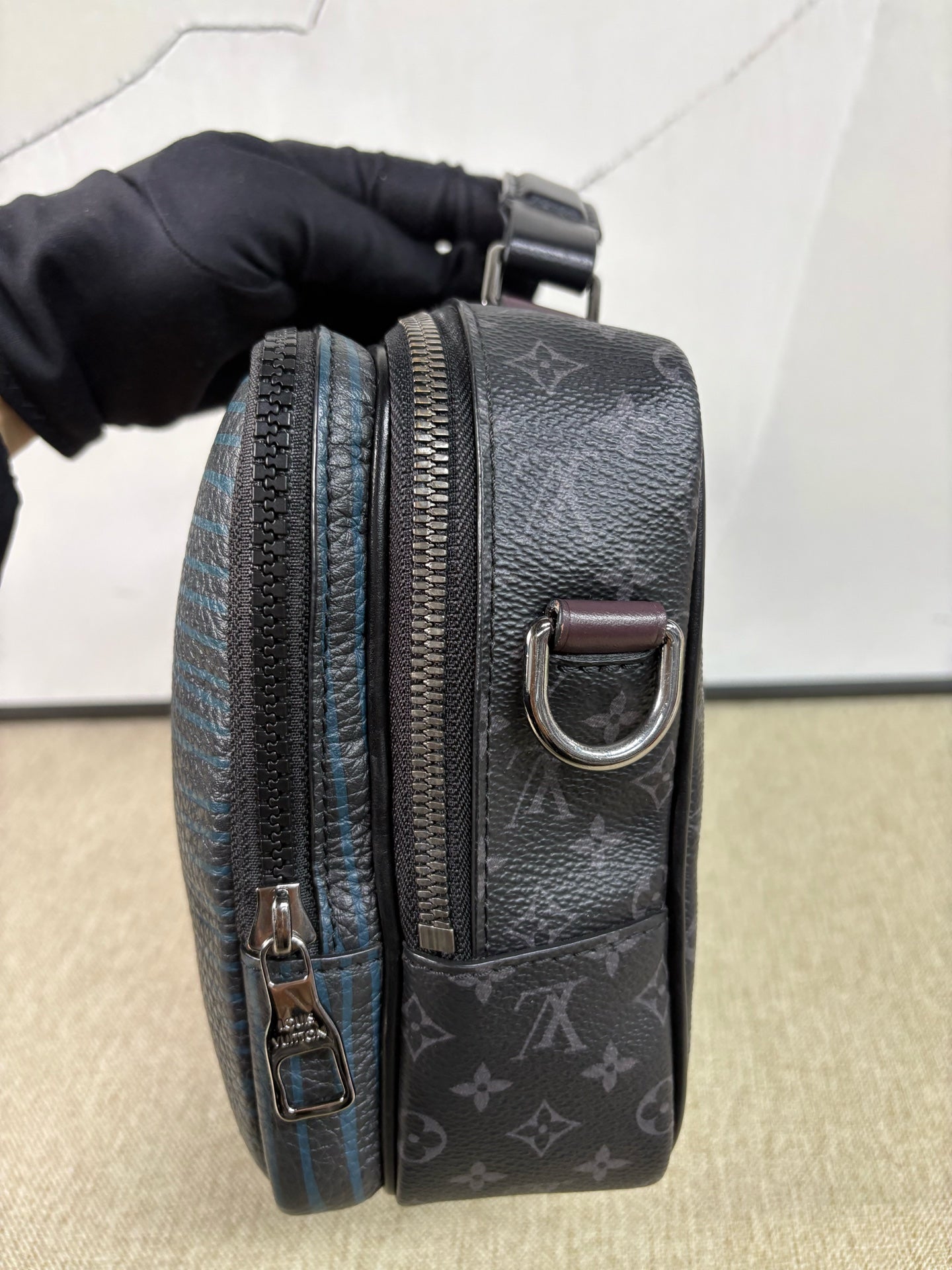 Louis Vuitton - Multipocket Messenger Bag - Monogram Eclipse coated canvas and grained leather - Multicolour - (medium)