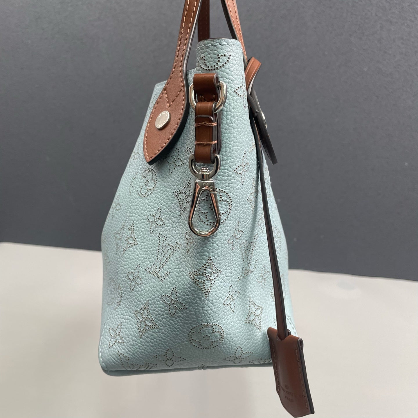 Louis Vuitton - Hina PM Bucket Bag - Perforated Mahina leather with natural leather trim - Blue - (small)