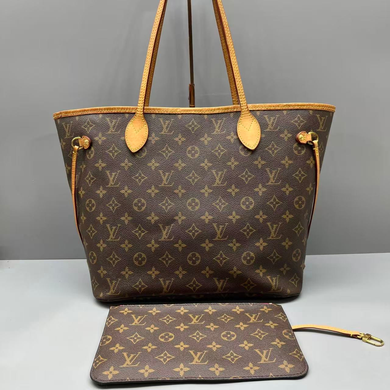 Louis Vuitton - Neverfull MM - Monogram coated canvas with Vachetta leather trim and textile lining - Brown - (Medium)