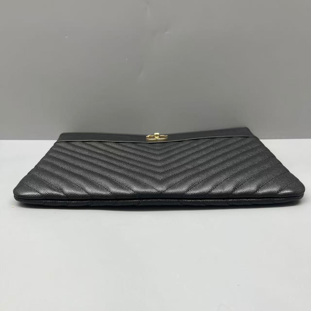 Chanel - V-Quilted Envelope Clutch - Caviar leather - Black - (medium)