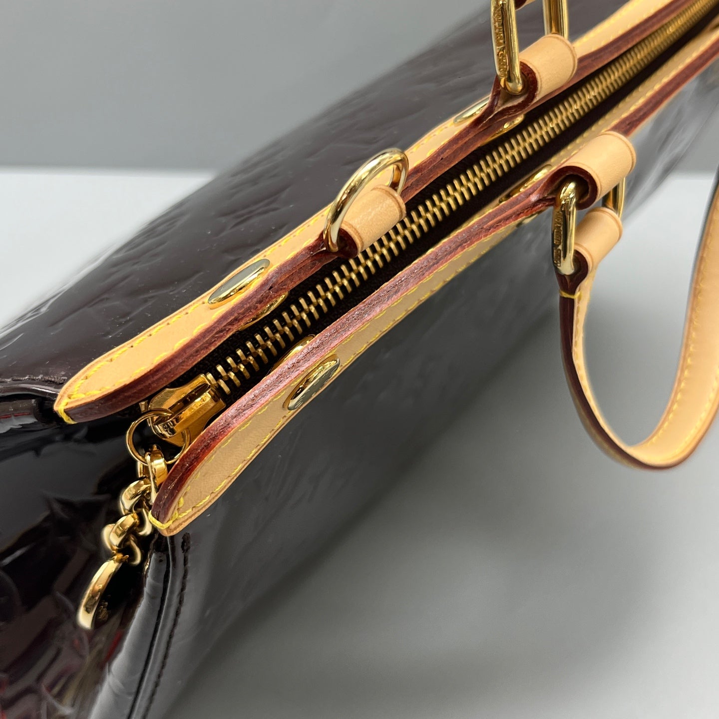 Louis Vuitton - Brea MM - Monogram Vernis patent leather with Vachetta leather trim - Burgundy - (Medium)