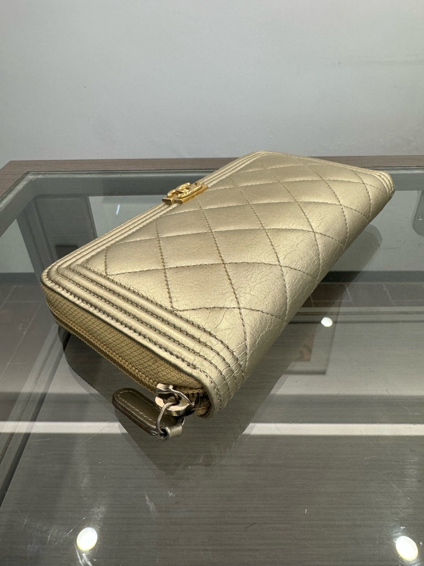 Chanel - Le Boy Zip Wallet - Aged metallic calfskin leather - Gold - (medium)