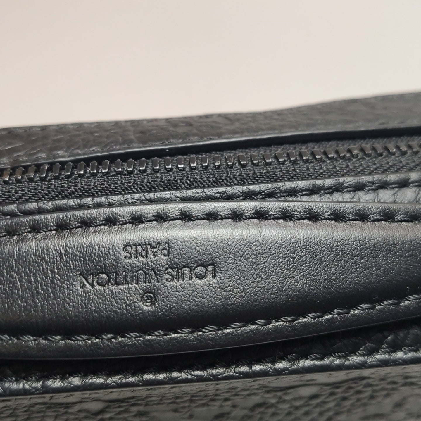 Louis Vuitton - Mini Trunk Messenger - Grained leather - Black - (small)