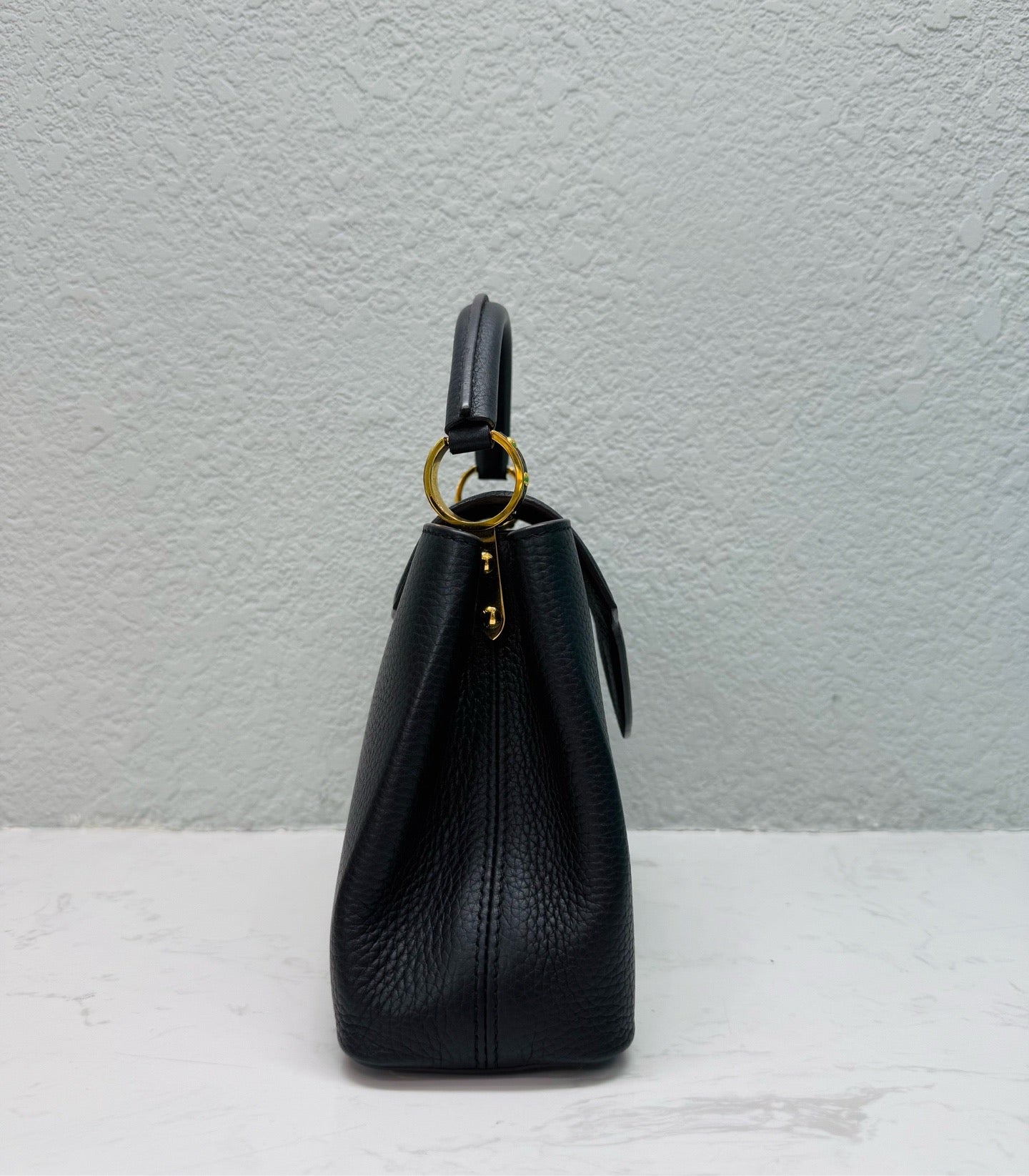 Louis Vuitton - Capucines BB - Grained Cowhide Leather - Black with Gold-Tone Hardware - (Small)
