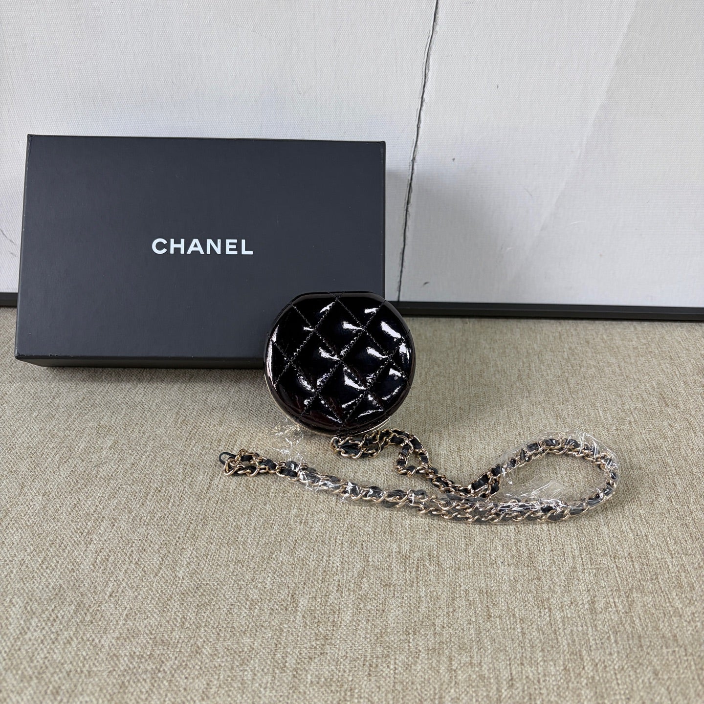 Chanel - Quilted Mirror Compact with Chain - Patent leather - Black - (Mini)