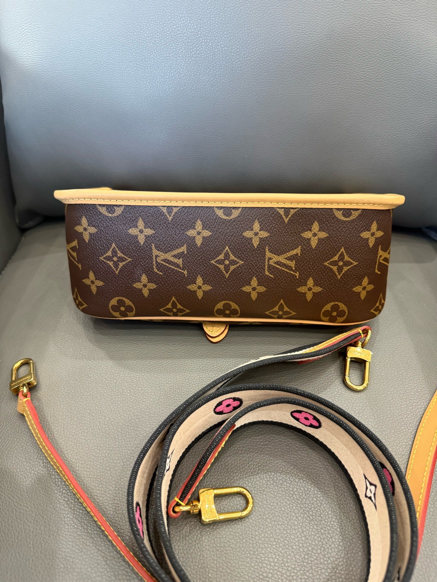 Louis Vuitton - Baguette Flap Bag - Monogram coated canvas with Vachetta leather trim - Brown - (small)