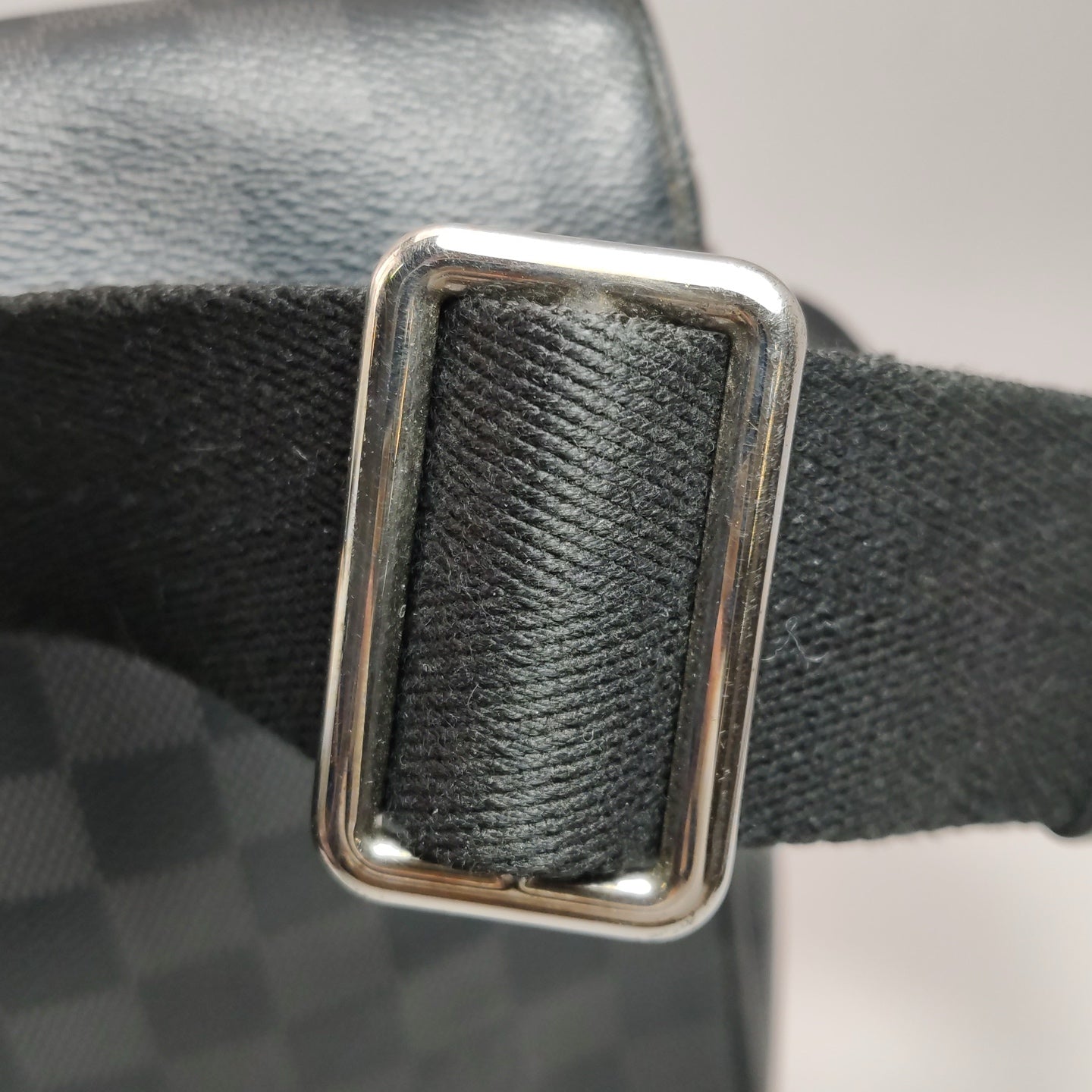 Louis Vuitton - District PM Messenger Bag - Damier Graphite canvas with leather trim - Grey - (small)