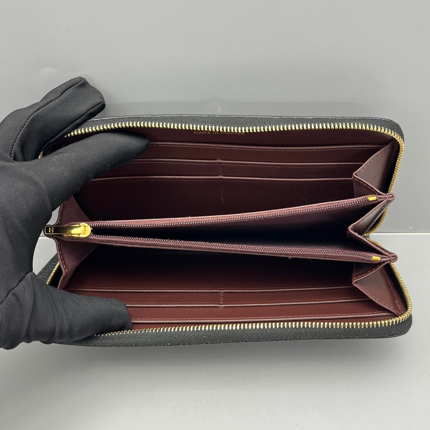 Chanel - Classic Flap Zip Wallet - Leather - Black - (medium)
