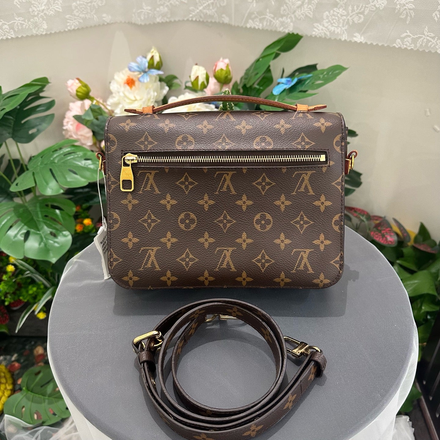 Louis Vuitton - Pochette Metis - Monogram coated canvas with natural cowhide leather trim - Brown - (Medium)