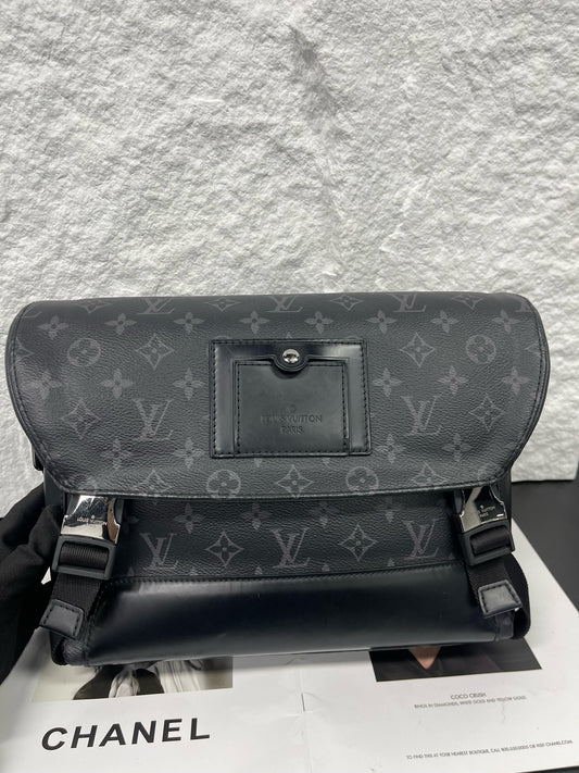Louis Vuitton - Voyager Messenger Bag - Monogram Eclipse coated canvas with cowhide leather trim - Black - (Medium)
