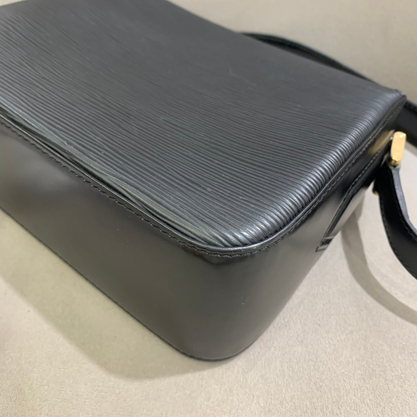 Louis Vuitton - Epi Box Messenger Bag - Leather - Black - (small)