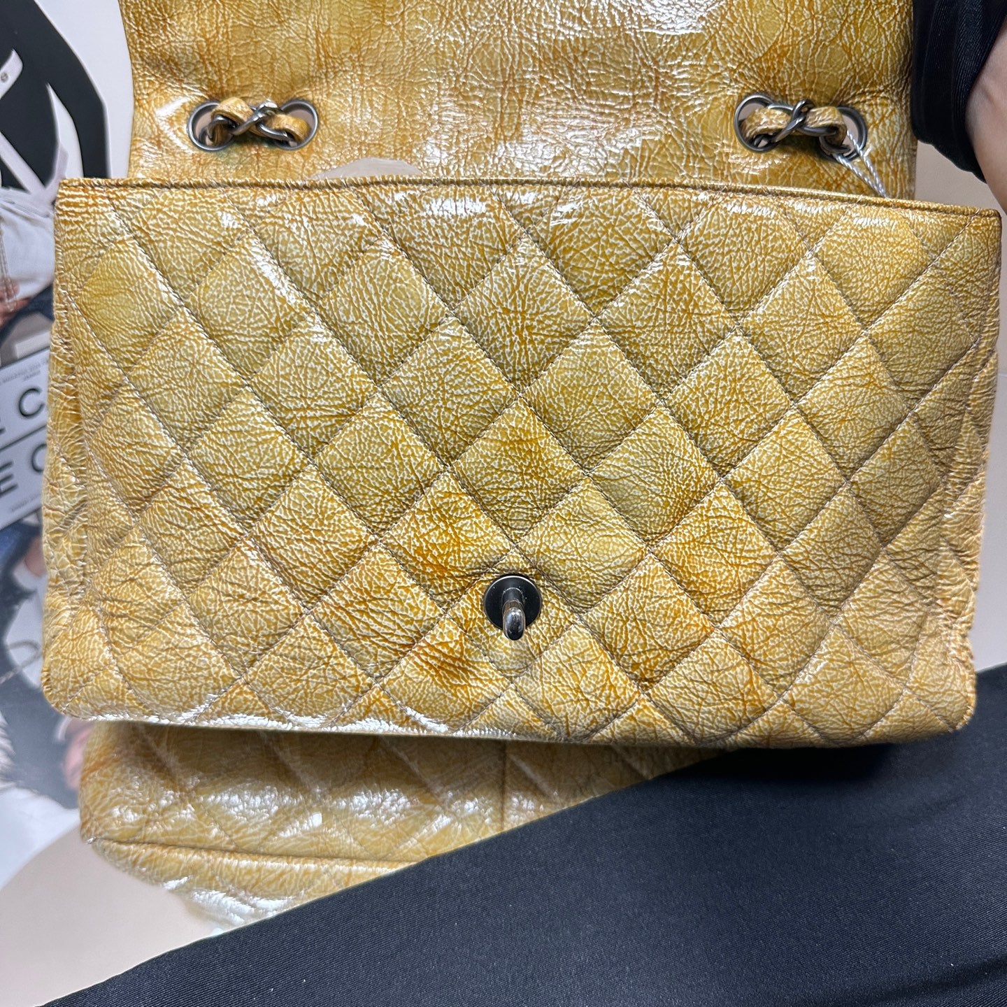 Chanel - Classic Flap Jumbo Single Flap - Distressed patent leather - Amber Yellow - (Large)