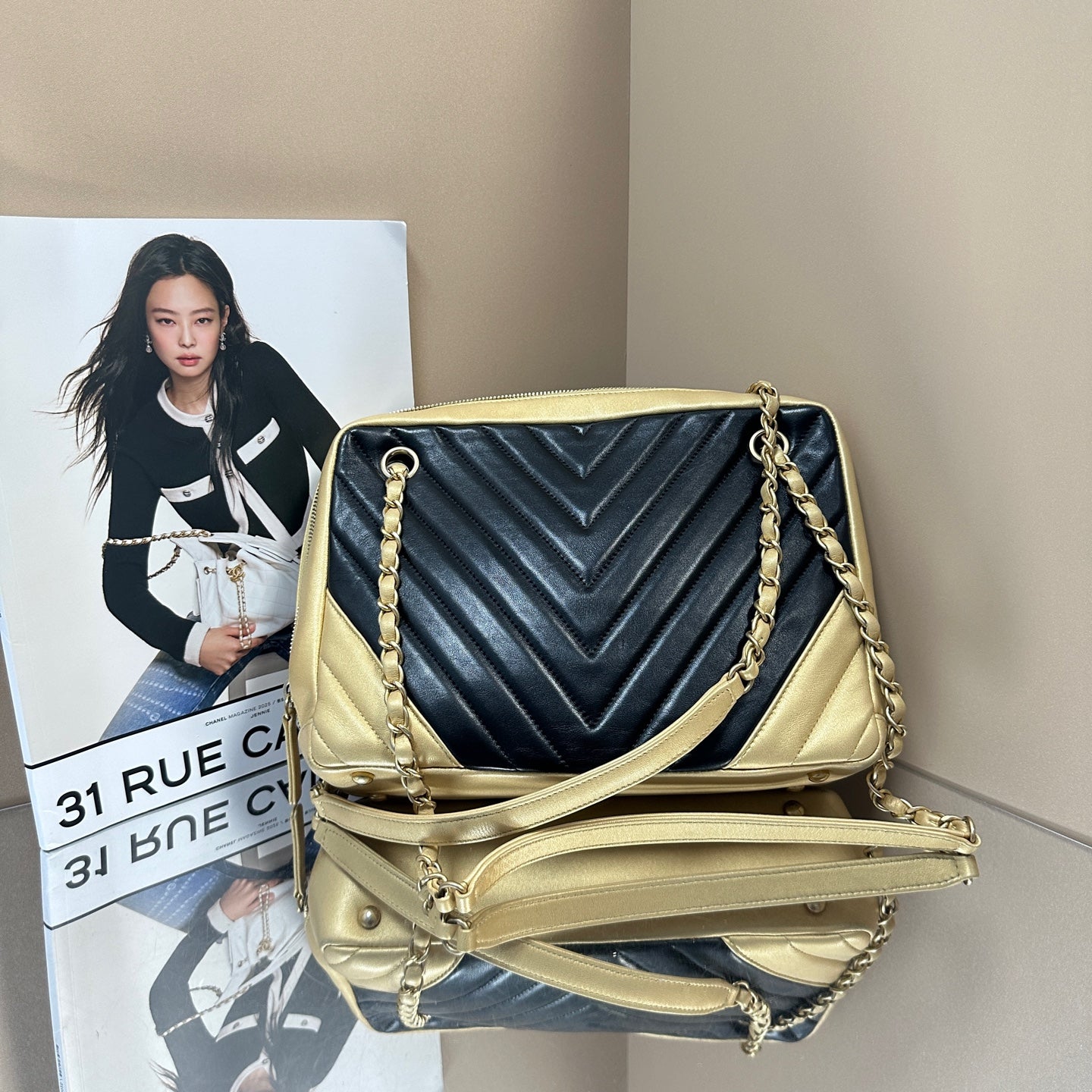 Chanel - V-Quilted Camera Bag - Leather - Black and Gold - (small)