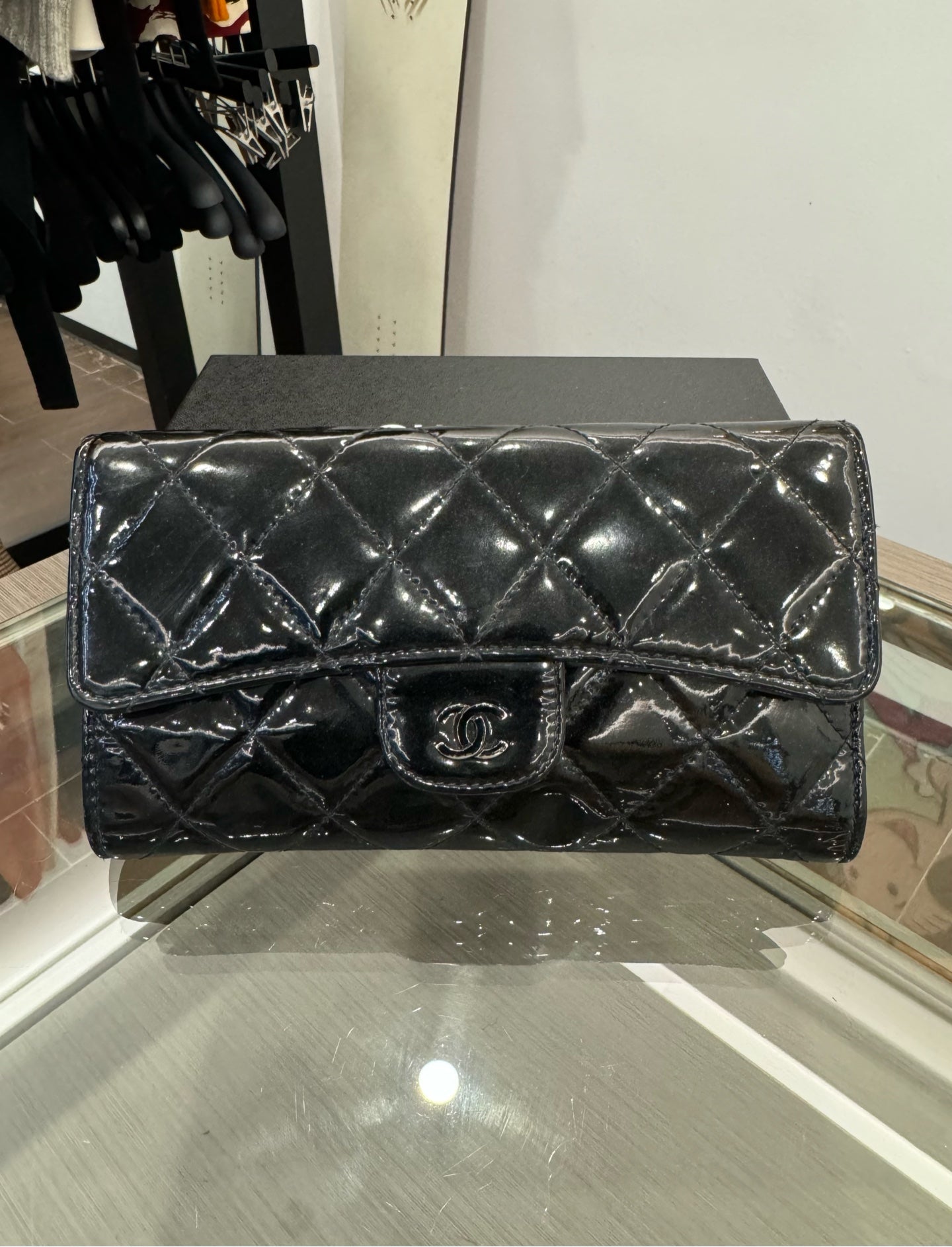 Chanel - Classic Flap Long Wallet - Patent leather - Black - (Medium)