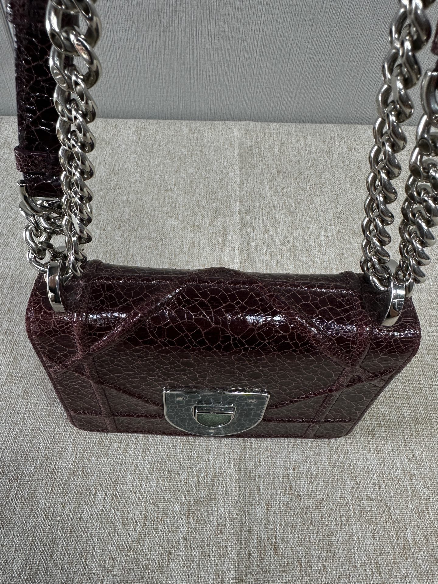 Dior - Ama Shield Bag with Cracked Texture - Fawn leather - Burgundy - (small)