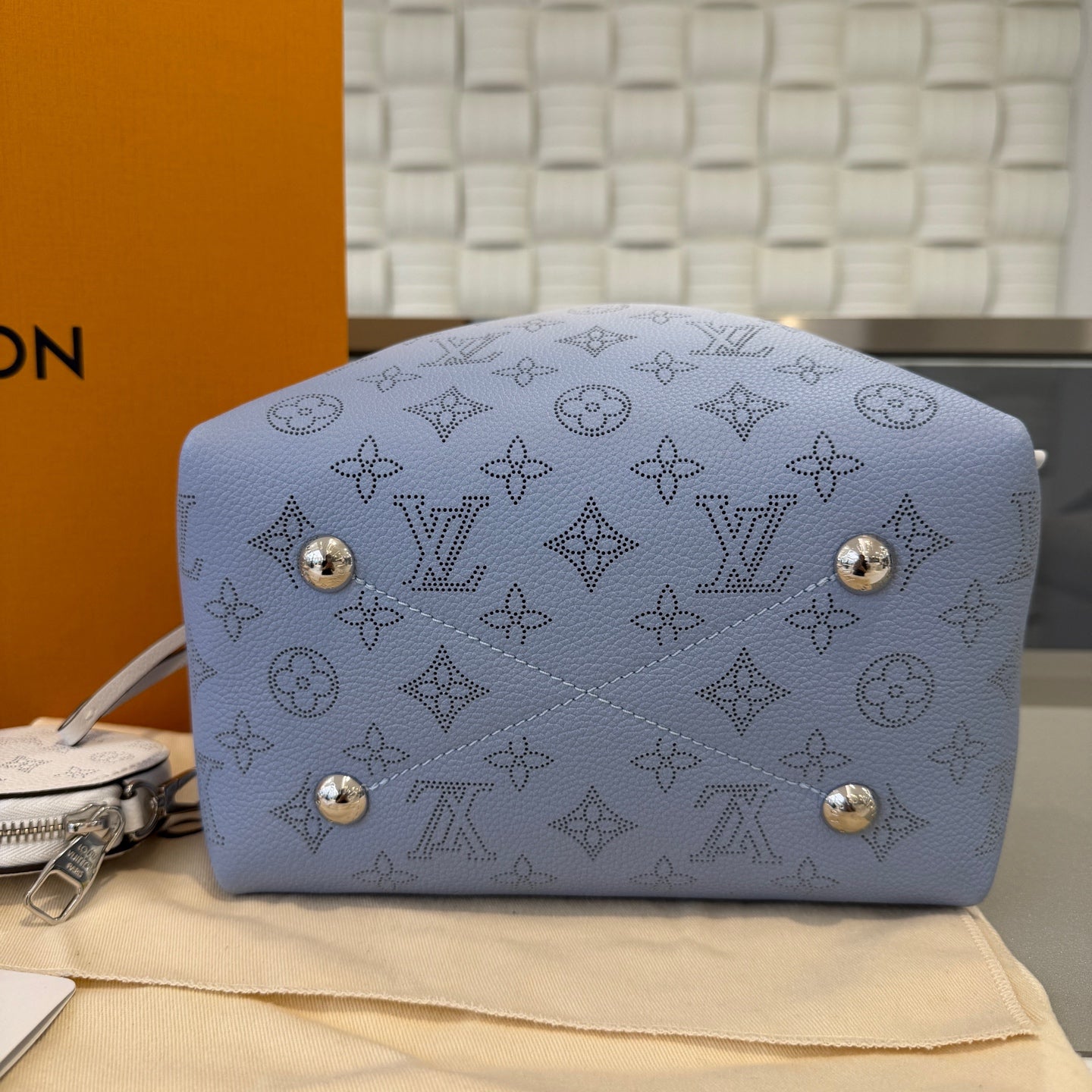 Louis Vuitton - Bella Bucket Bag - Perforated Mahina leather - Gradient White to Blue - (medium)