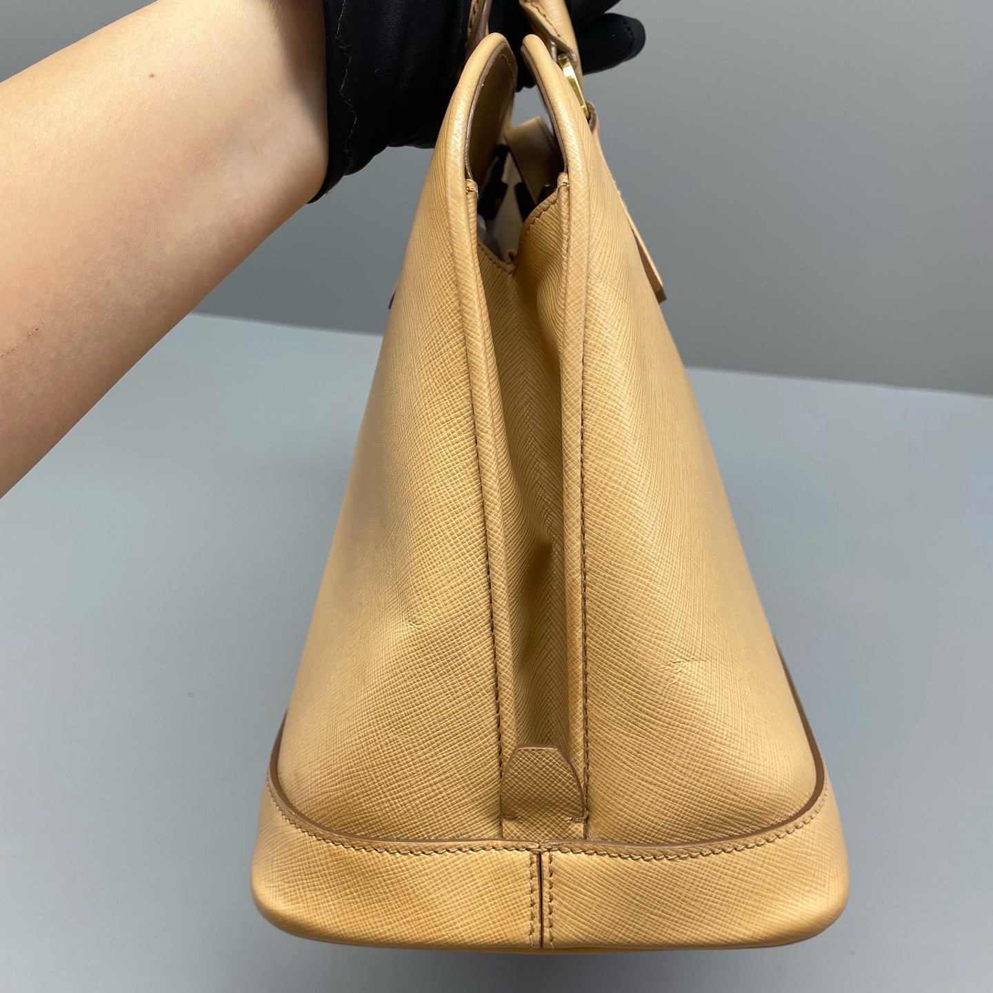 Prada - Saffiano Lux Dome Handbag - Saffiano leather - Beige - (medium)