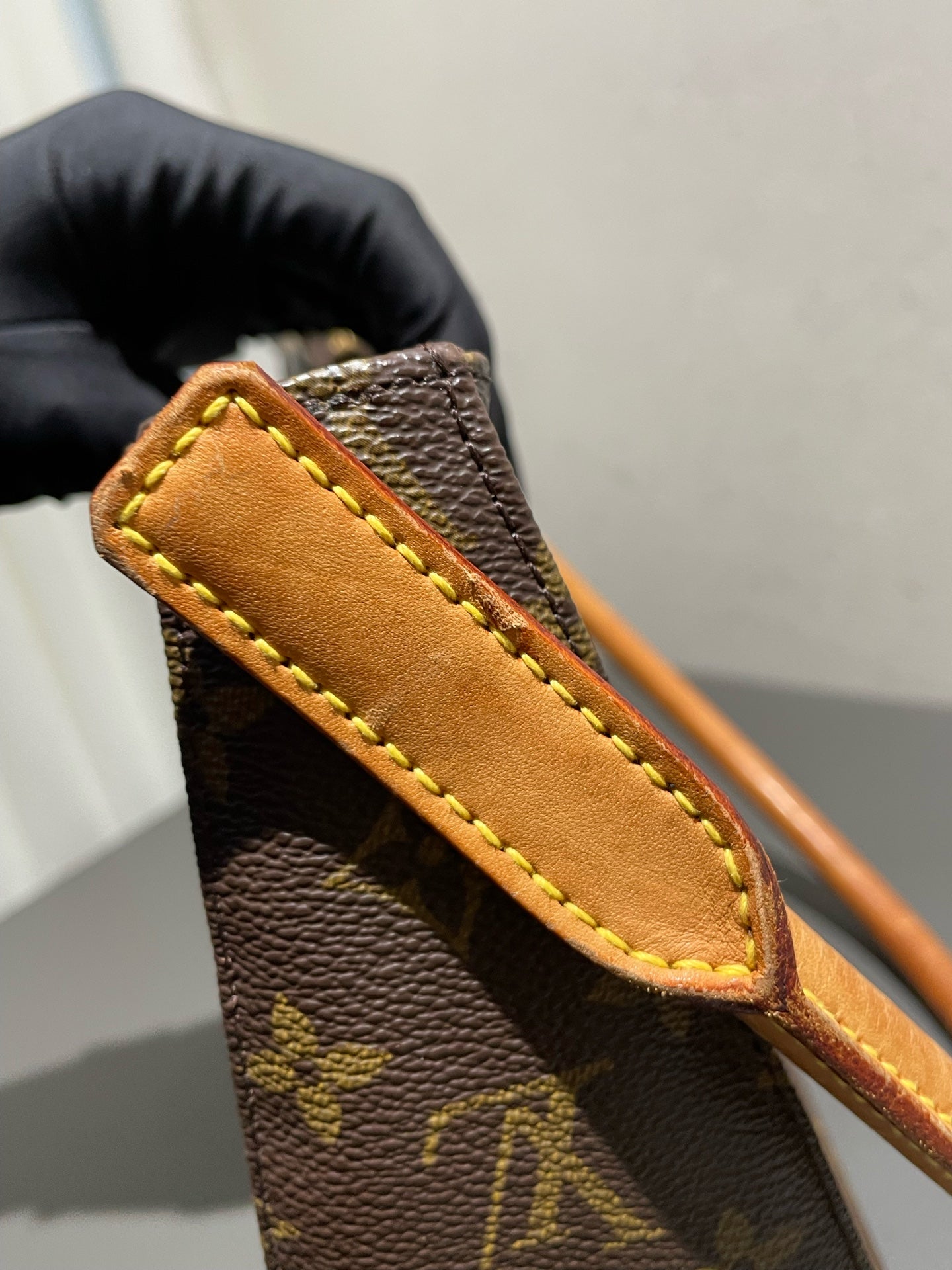 Louis Vuitton - Looping MM - Monogram coated canvas with natural cowhide leather (vachetta) trim - Brown - (Medium)