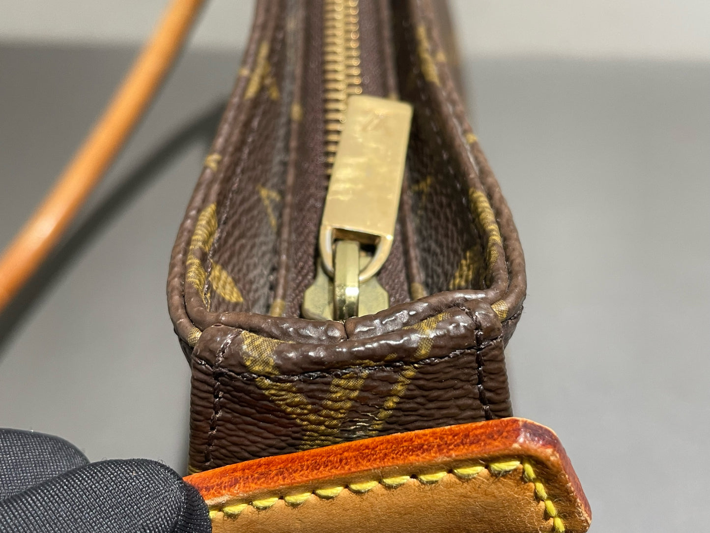 Louis Vuitton - Looping MM - Monogram coated canvas with natural cowhide leather (vachetta) trim - Brown - (Medium)