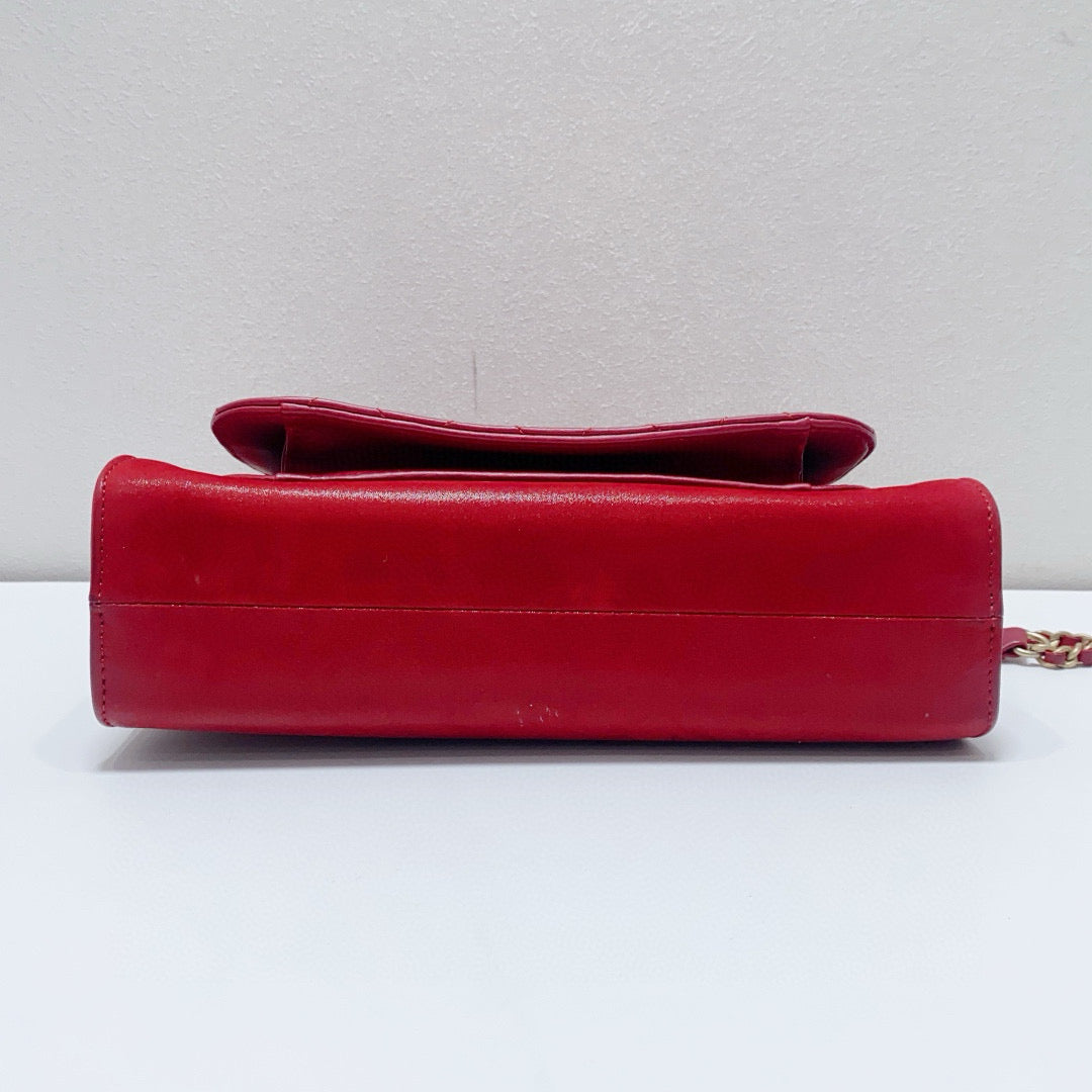 Chanel - Tote Shoulder Bag - Lambskin leather - Red with Gold-Tone Hardware - (Medium)