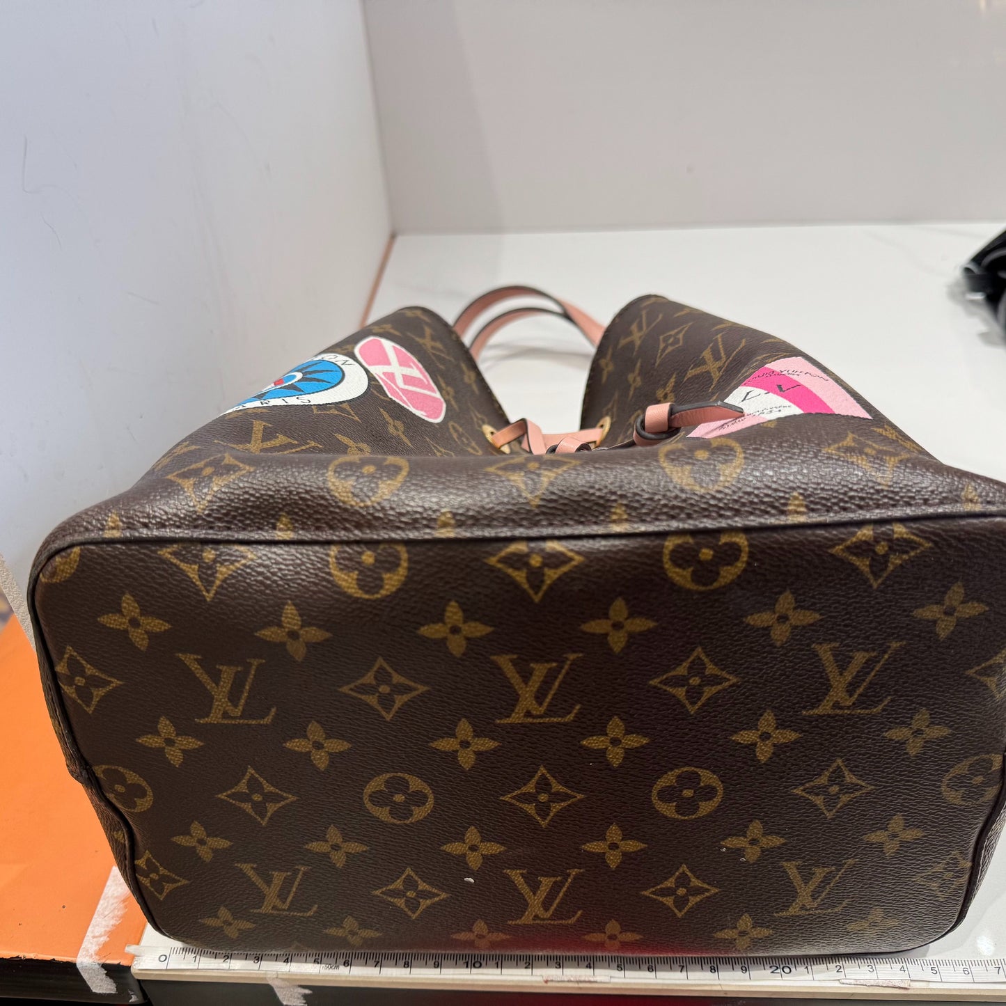 Louis Vuitton - NeoNoé World Tour/Patches - Monogram coated canvas with cowhide leather trim - Brown, Pink, Multicolour - (Medium)