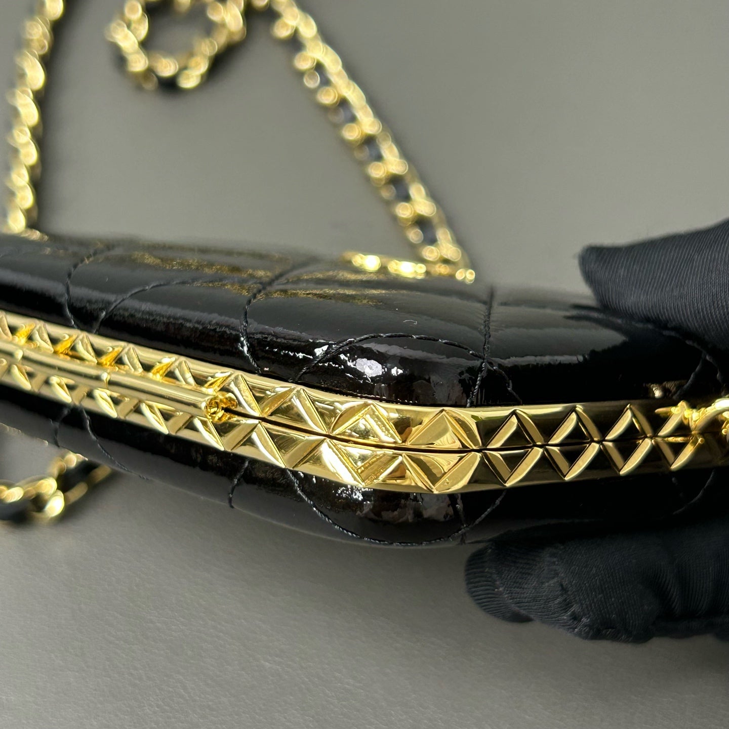Chanel - Metiers d'Art Clasp Chain Card Holder Mini Bag - Patent leather - Black with gold-tone hardware - (mini)