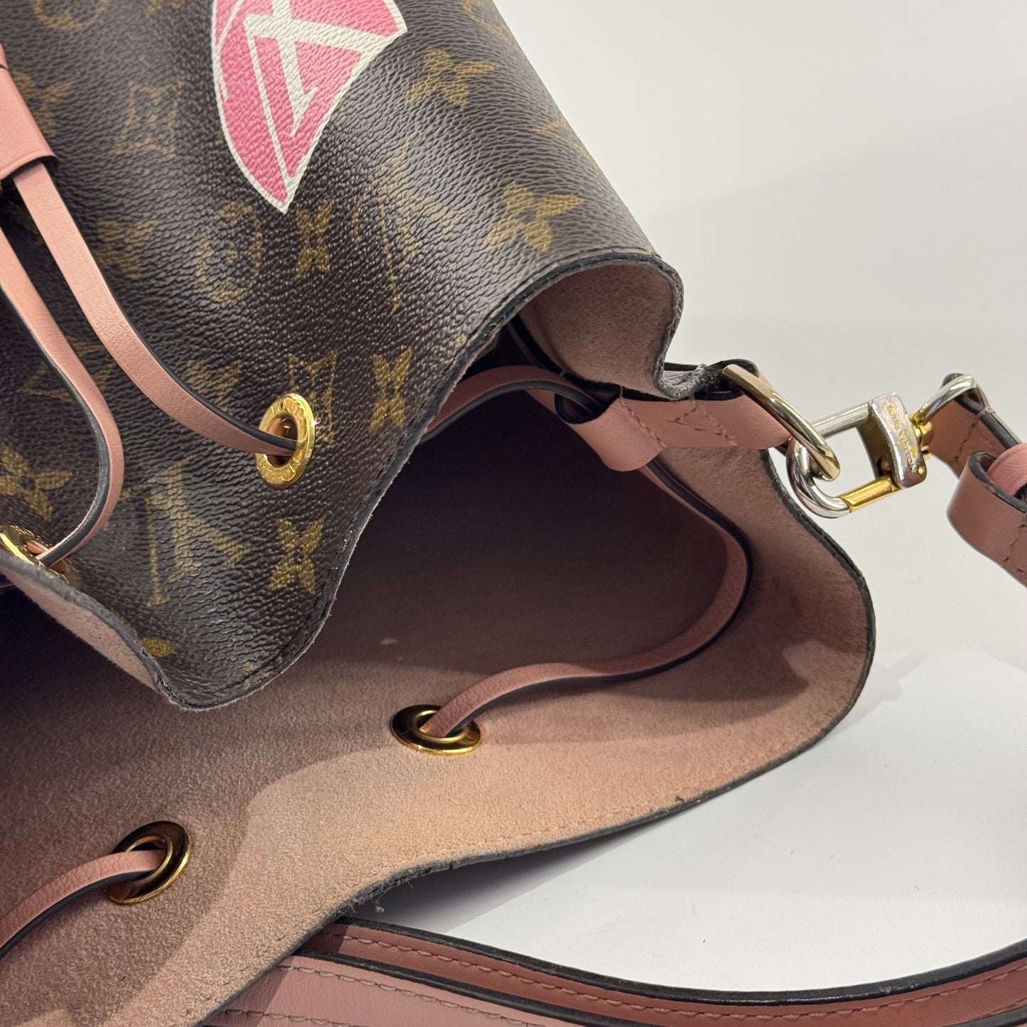 Louis Vuitton - NeoNoé World Tour/Patches - Monogram coated canvas with cowhide leather trim - Brown, Pink, Multicolour - (Medium)
