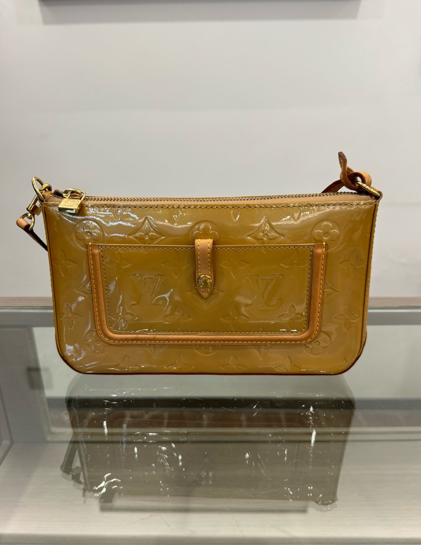 Louis Vuitton - Pochette Accessoires - Patent leather - Golden Yellow with natural Vachetta leather trim - (small)