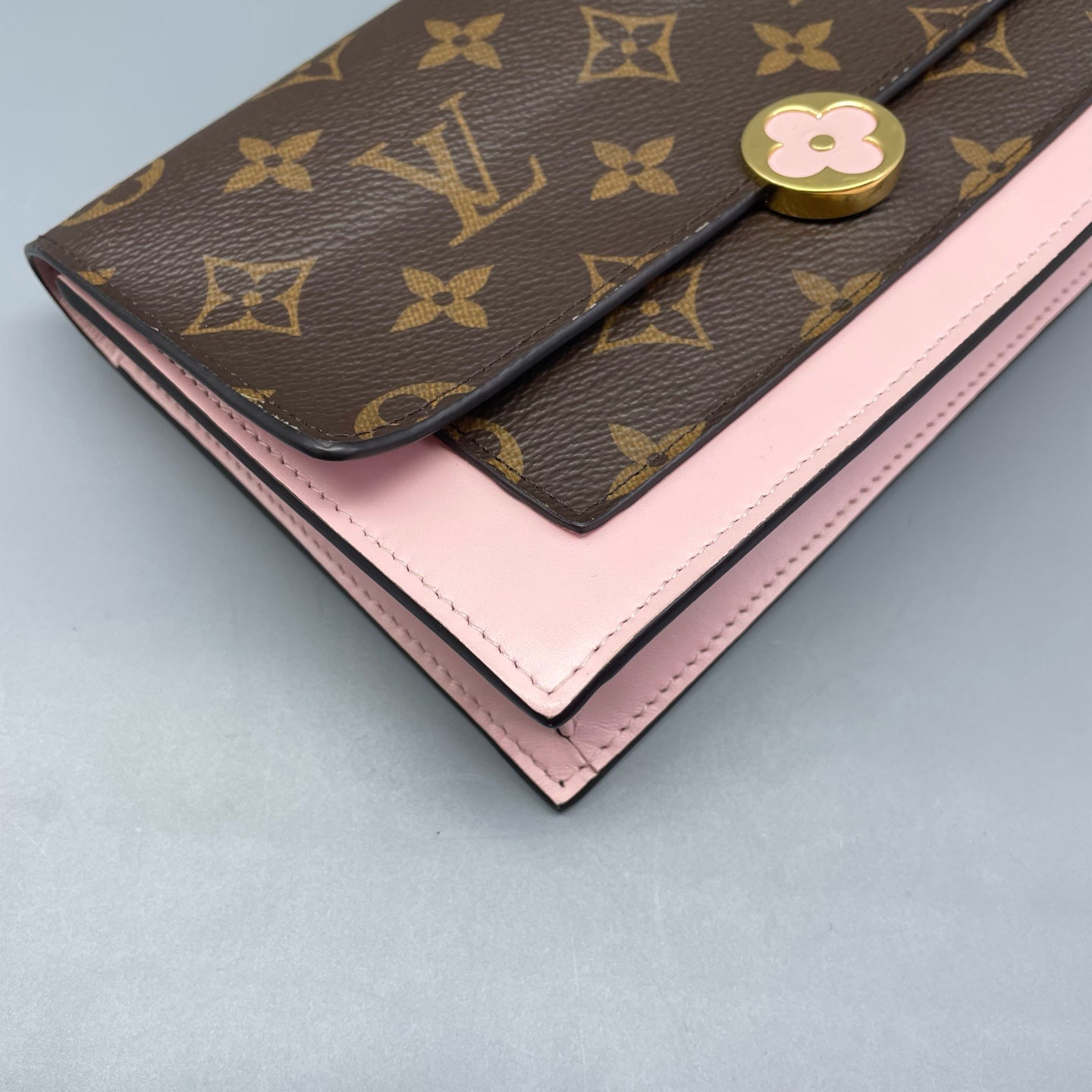 Louis Vuitton - Monogram Flower Lock Pochette - Monogram coated canvas with leather trim - Brown and Pink - (Mini)