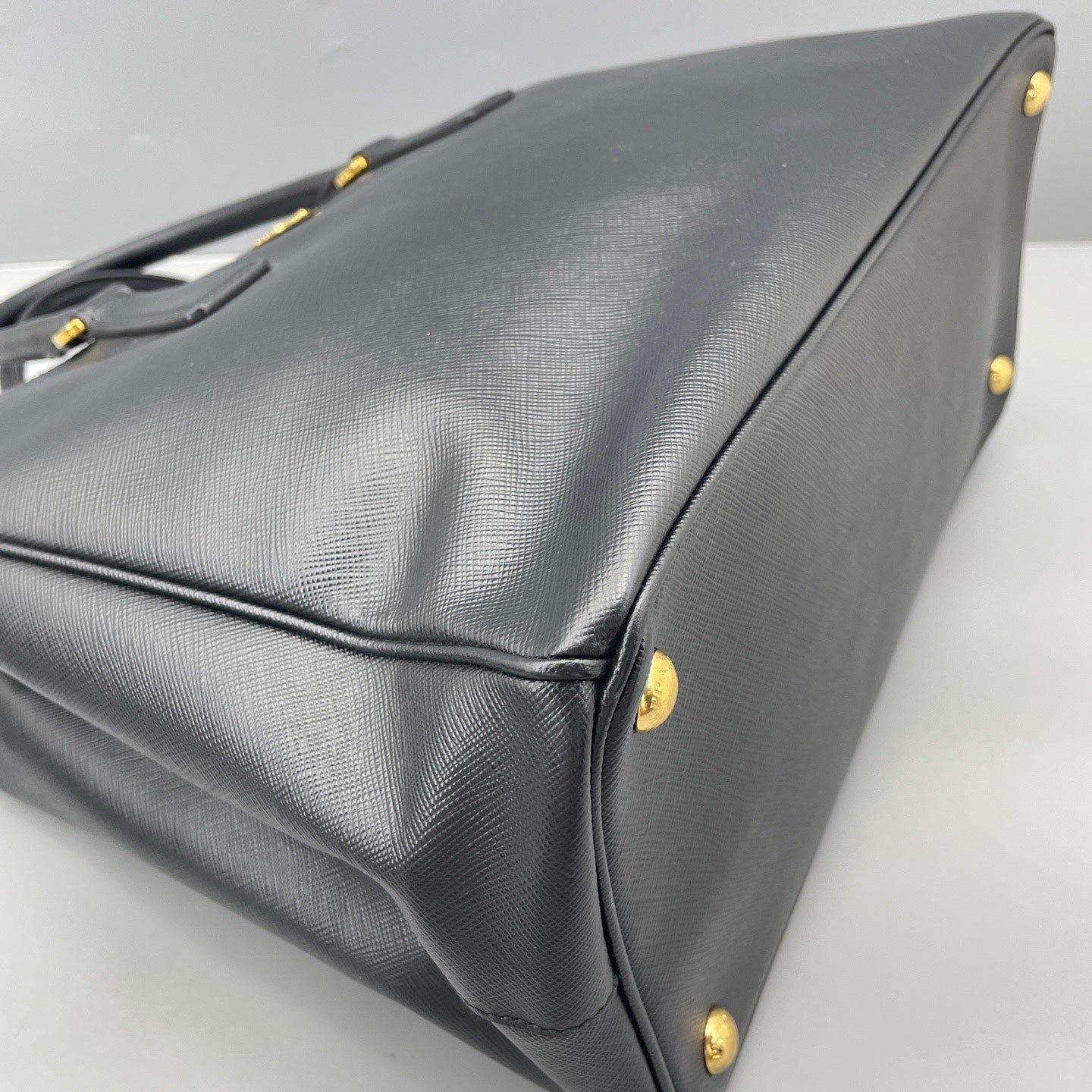 Prada - Saffiano Lux Tote - Saffiano leather - Black - (medium)