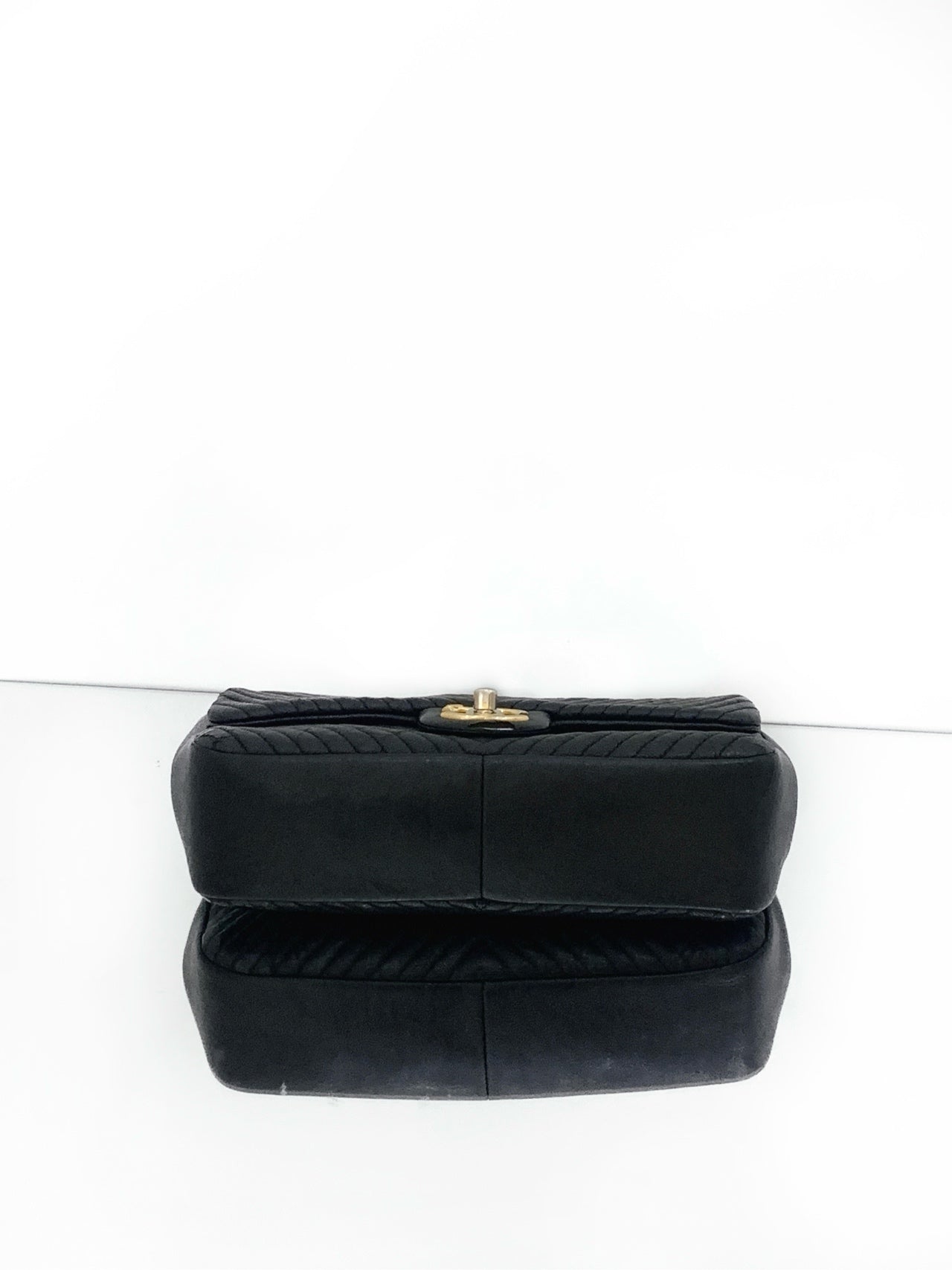 Chanel - CF Small V-Stitch Flap Bag - Leather - Black - (small)