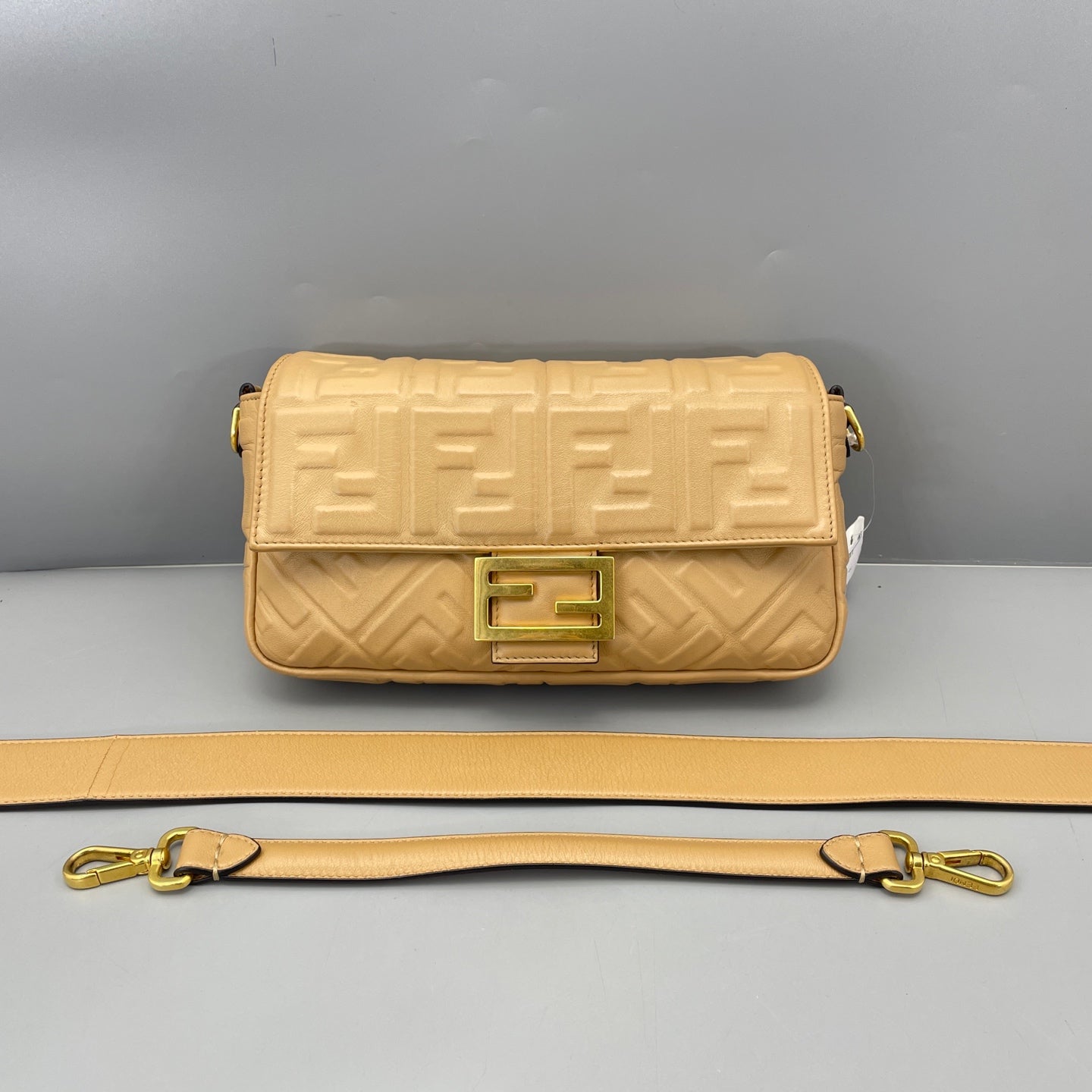 Fendi - Baguette - Leather - Beige - (medium)