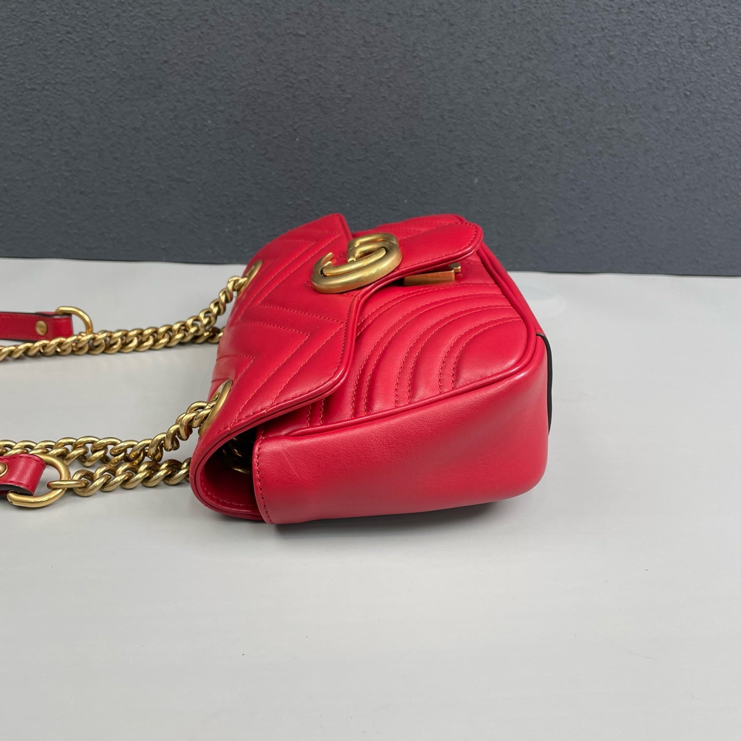 Gucci - GG Marmont Matelassé Mini Shoulder Bag - Calfskin leather - Red with Gold-Tone Hardware - (mini)