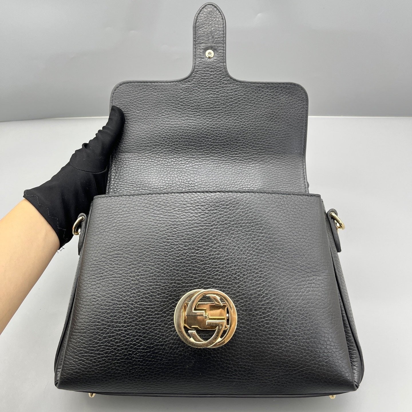 Gucci - Interlocking G Accordion Flap Bag - Grained leather - Black - (medium)