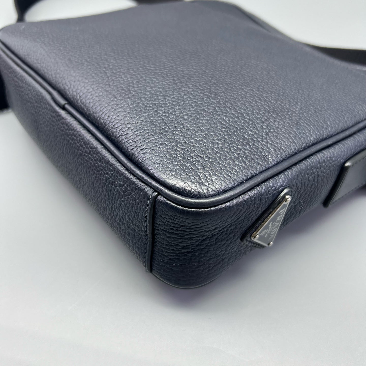 Prada - Crossbody Messenger Bag - Pebbled leather - Navy - (medium)