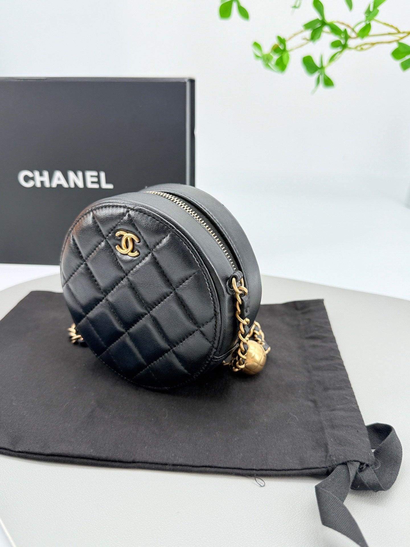 Chanel - Round Chain Bag with Adjustable Ball - Lambskin leather - Black - (mini)
