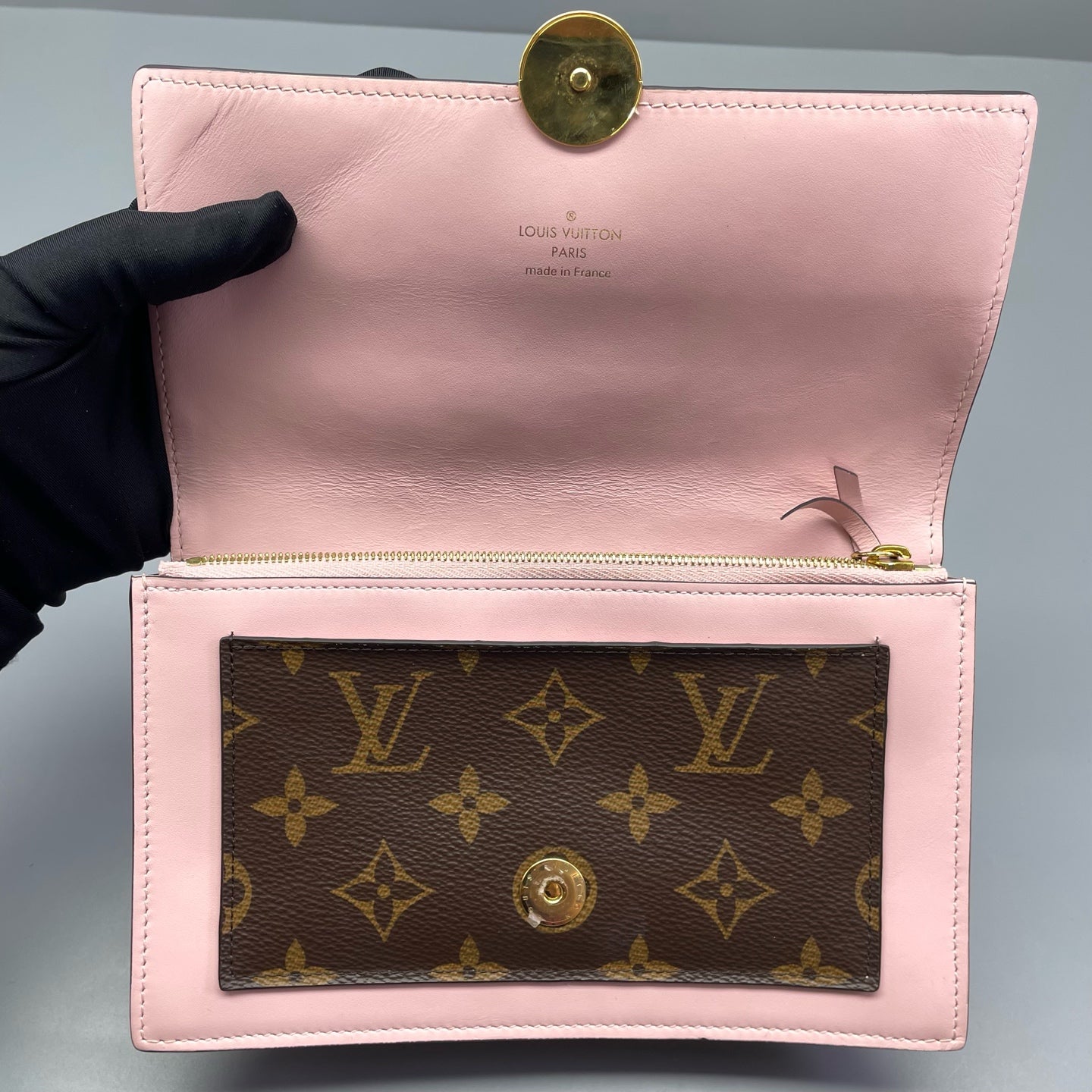 Louis Vuitton - Monogram Flower Lock Pochette - Monogram coated canvas with leather trim - Brown and Pink - (Mini)