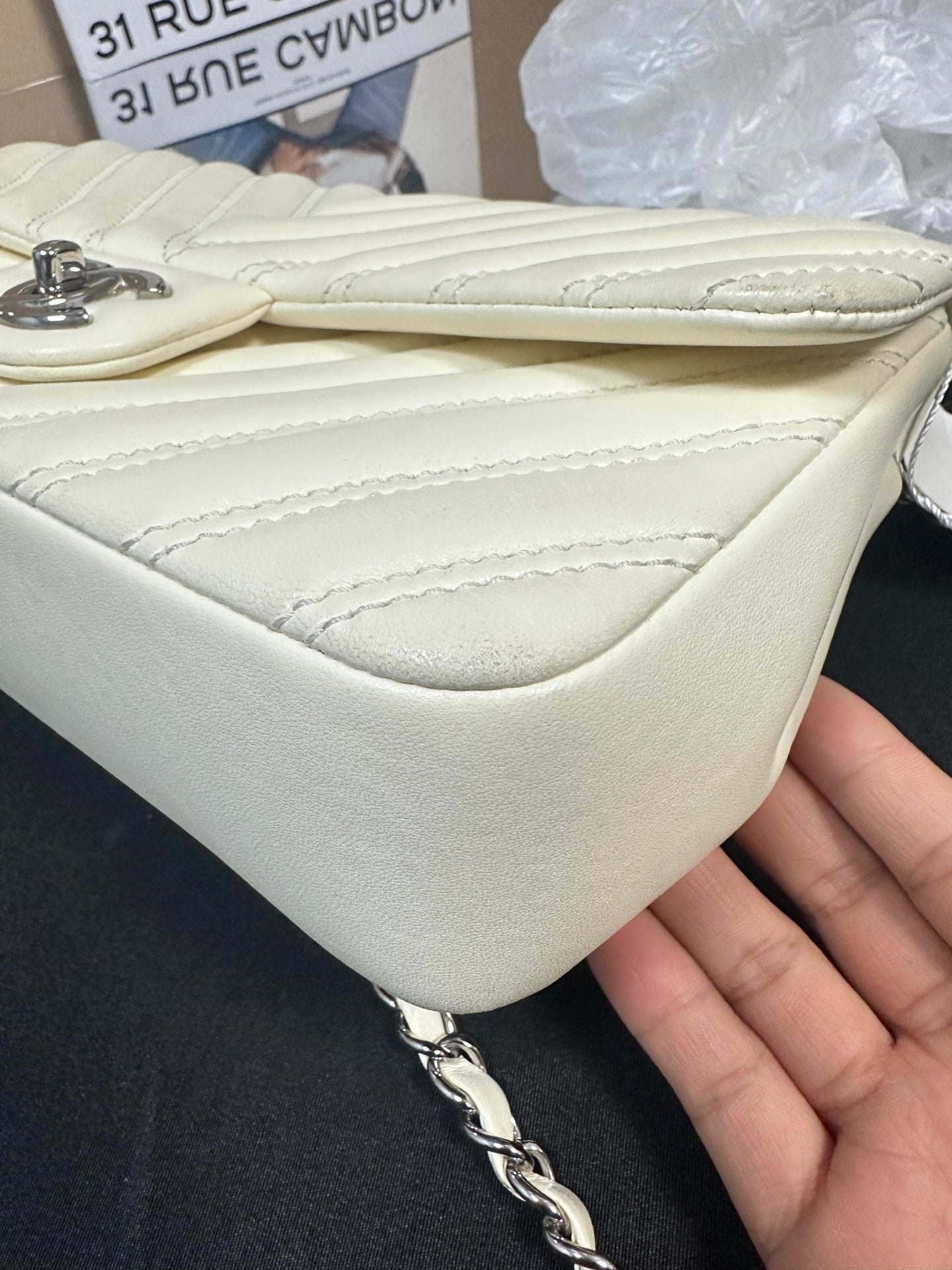 Chanel - Seasonal Flap Bag - Lambskin leather - White - (medium)